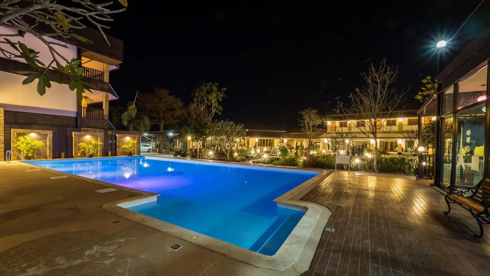 Swimming pool in AU Place Hotel