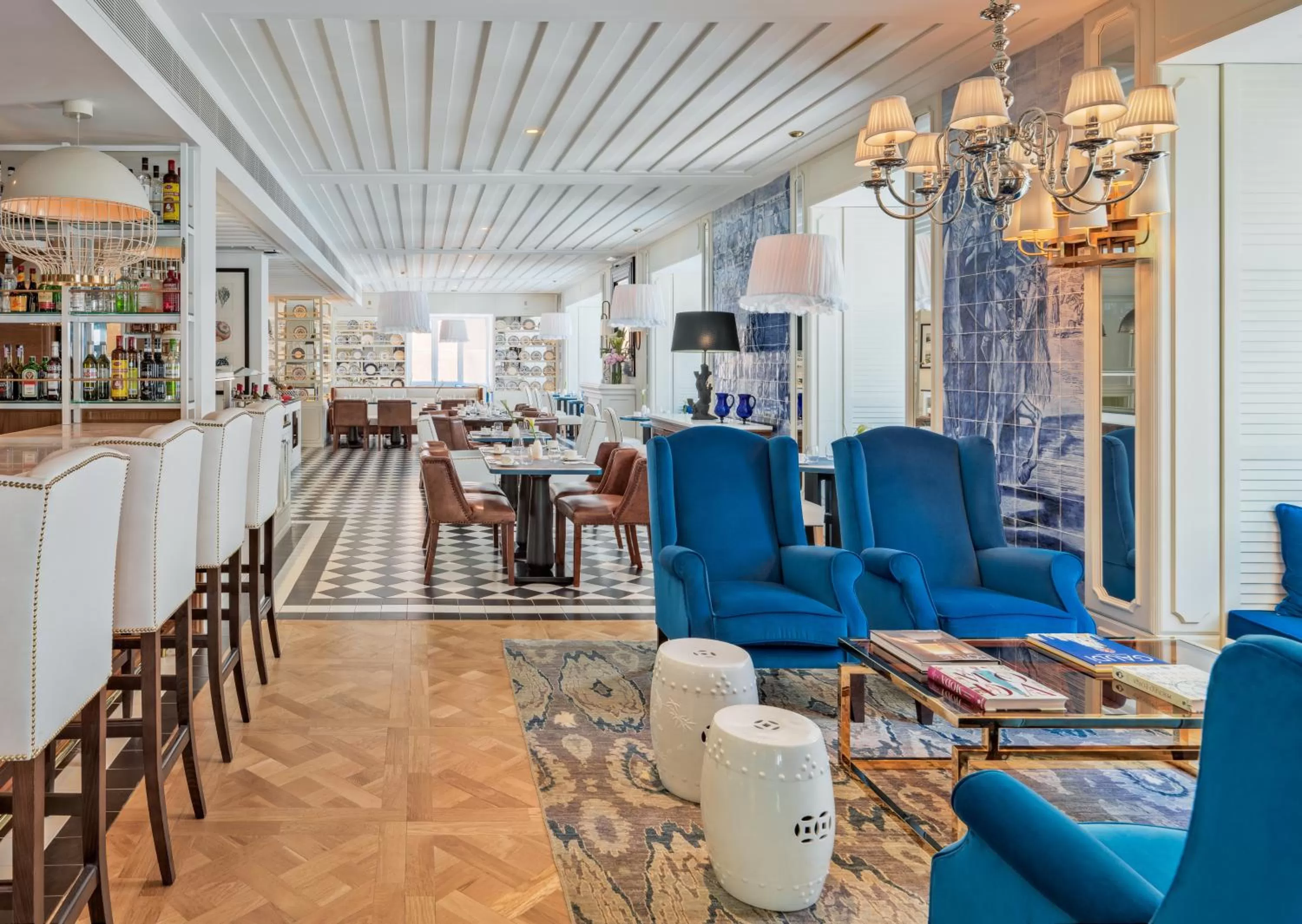 Lounge or bar in H10 Duque de Loule