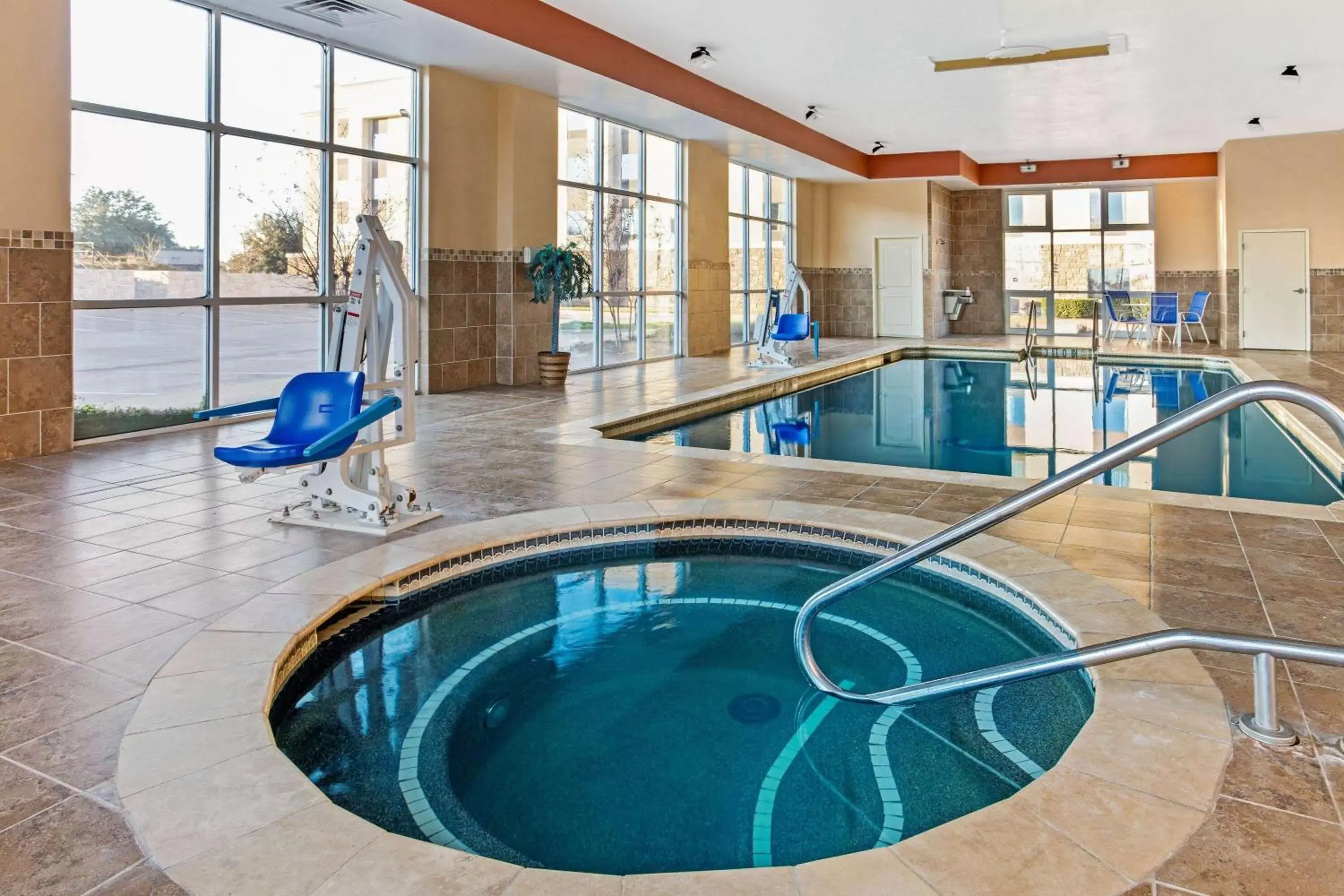 Hot Tub, Swimming Pool in La Quinta by Wyndham Burleson