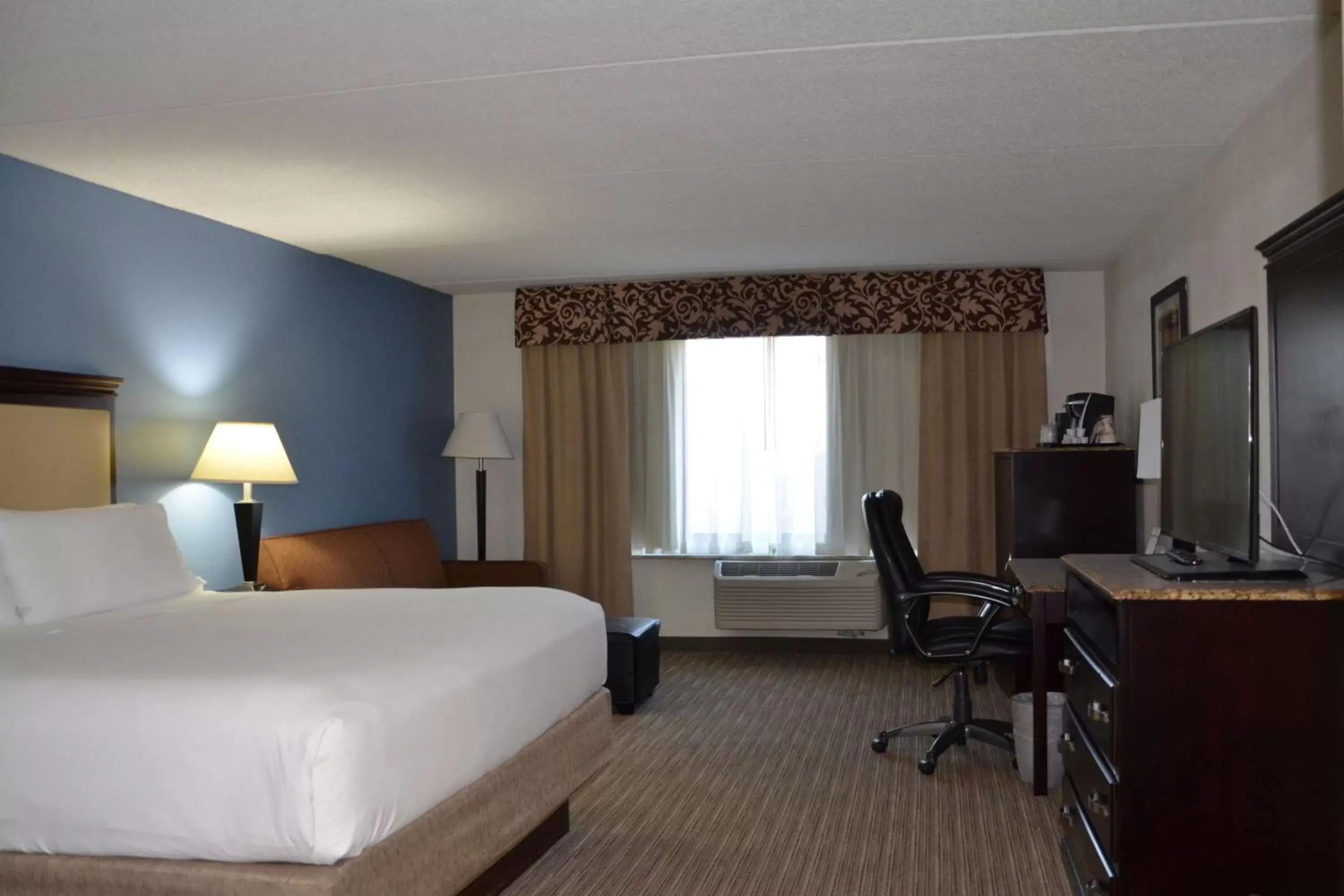 Bedroom, TV/Entertainment Center in Radisson Hotel Schaumburg