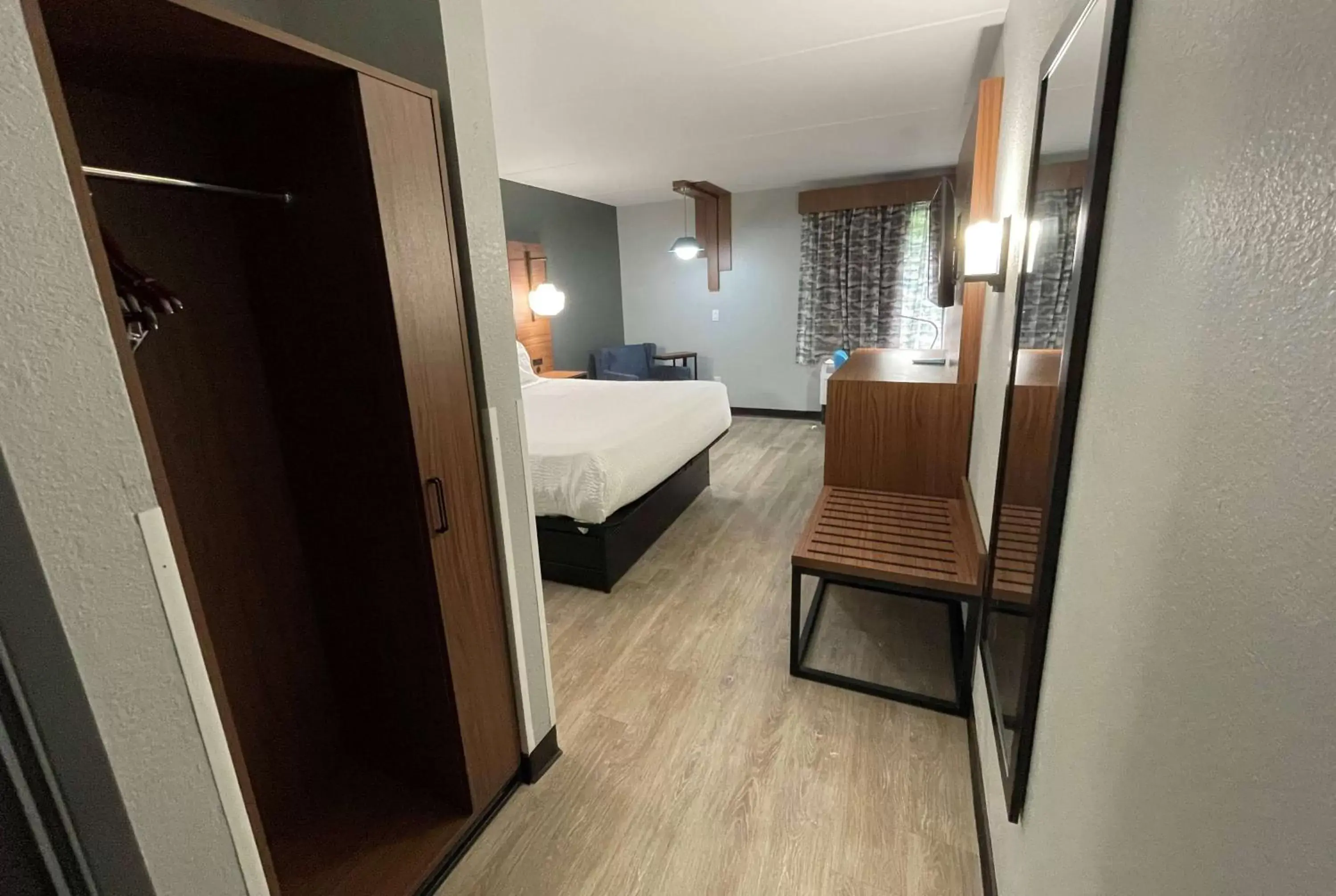 Bed, Bathroom in La Quinta Inn & Suites by Wyndham Fayetteville I-95