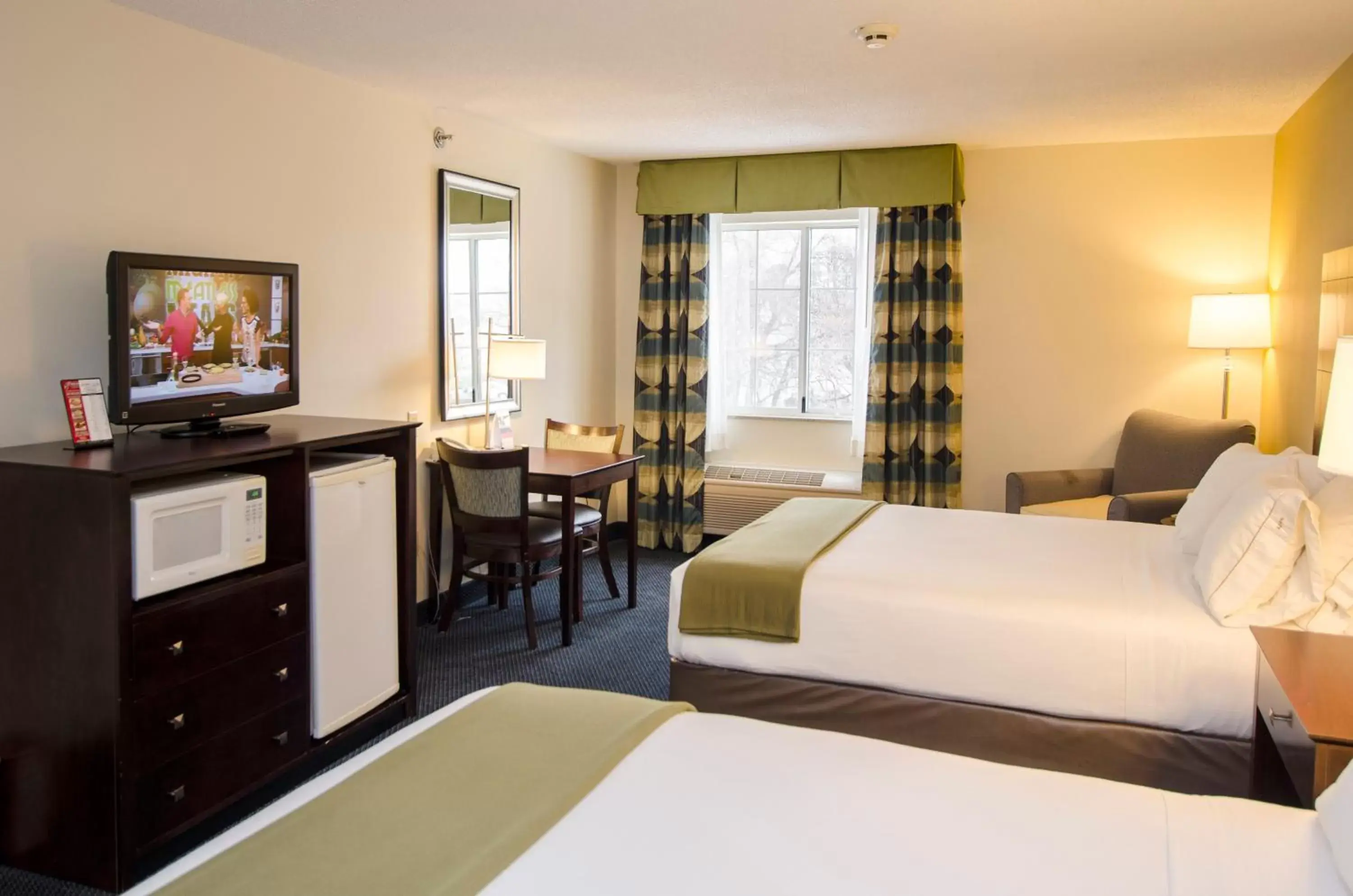 Photo of the whole room, Bed in Holiday Inn Express Hotel & Suites-Saint Joseph, an IHG Hotel