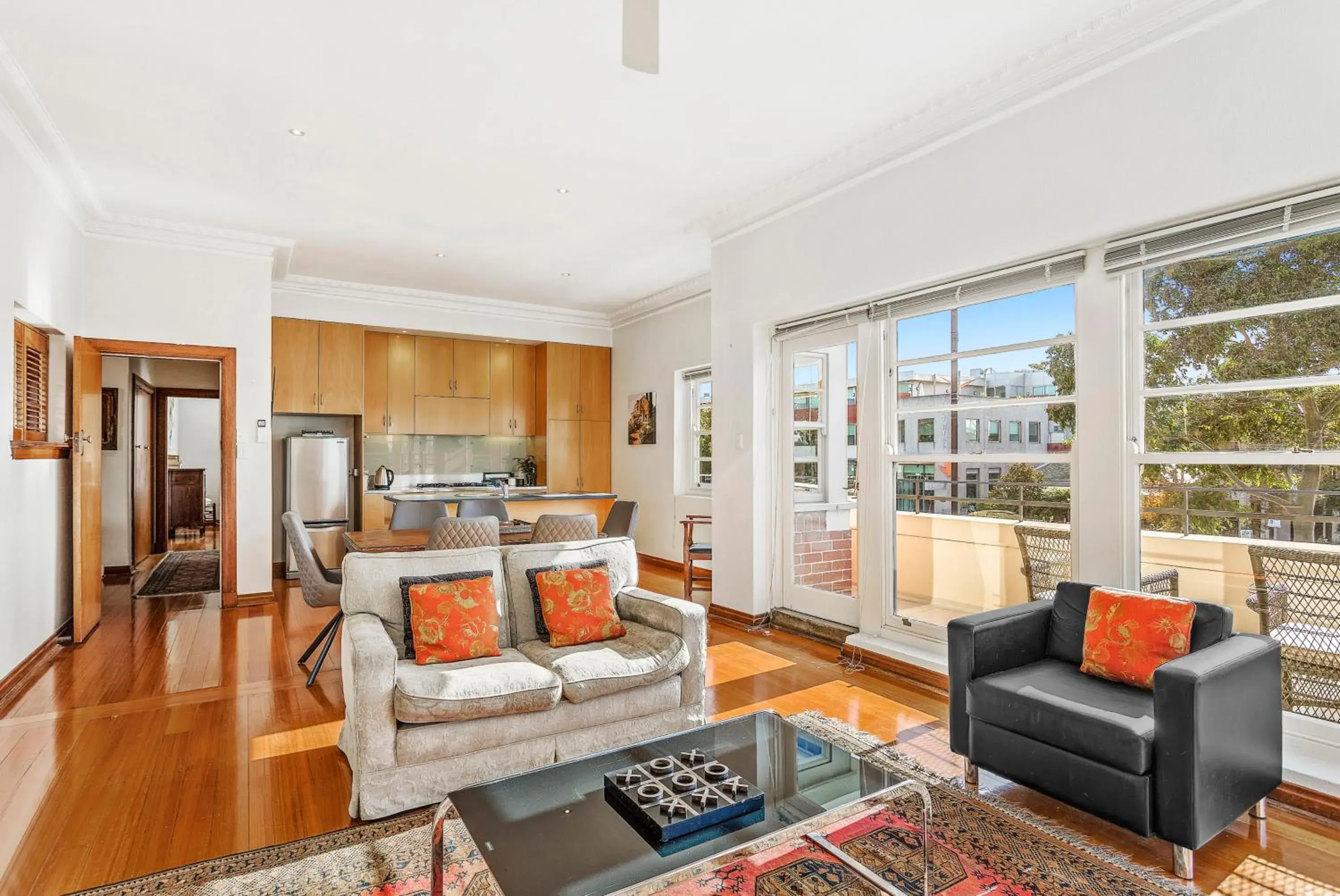 Kitchen or kitchenette, Seating Area in Captains Retreat Apartments and Cottages