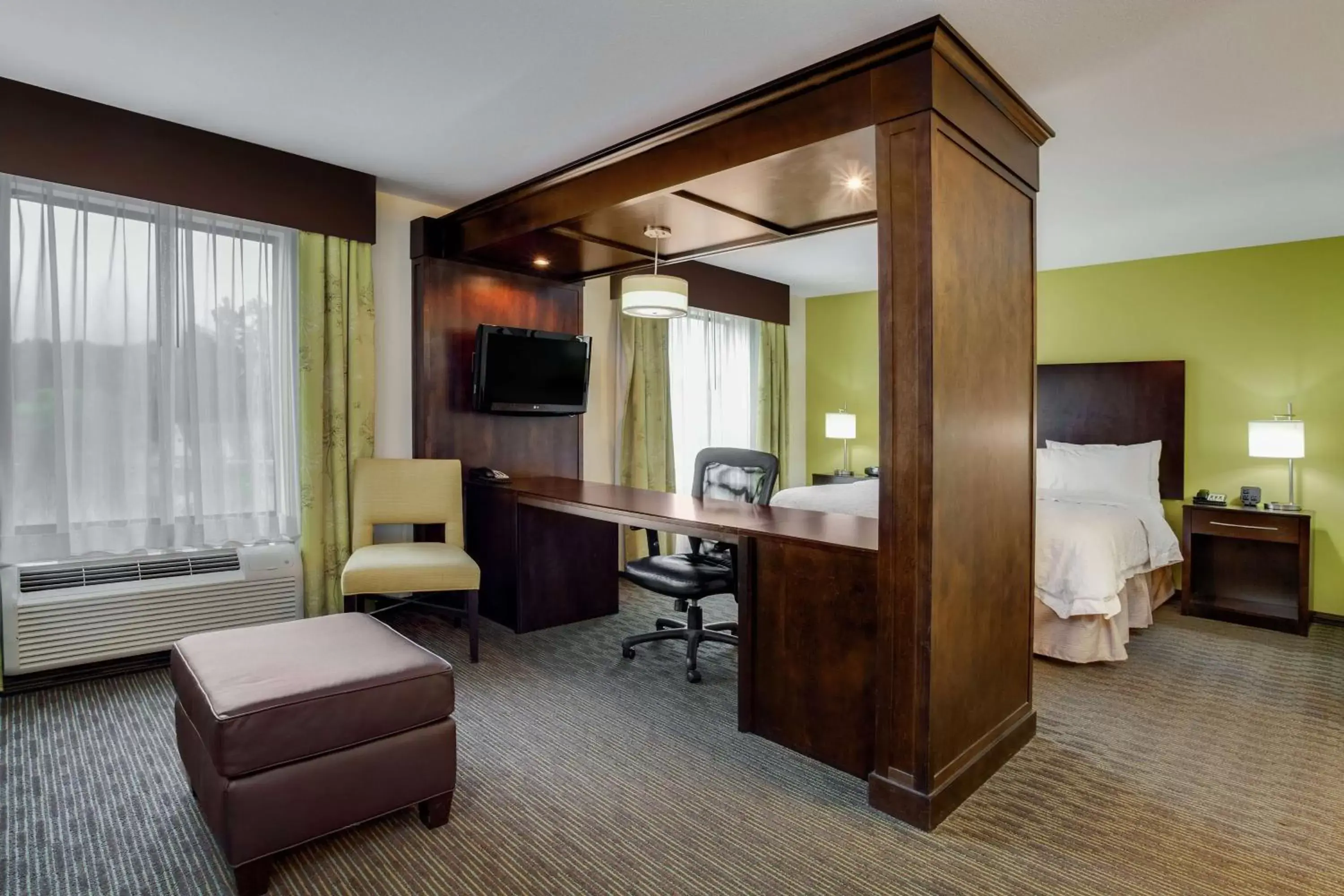 Bedroom, TV/Entertainment Center in Hampton Inn Ozark