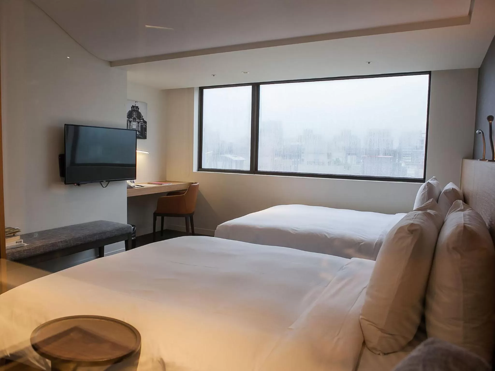 Photo of the whole room, Bed in Royal Inn Taipei Linsen - Huashan 1914 Creative Park