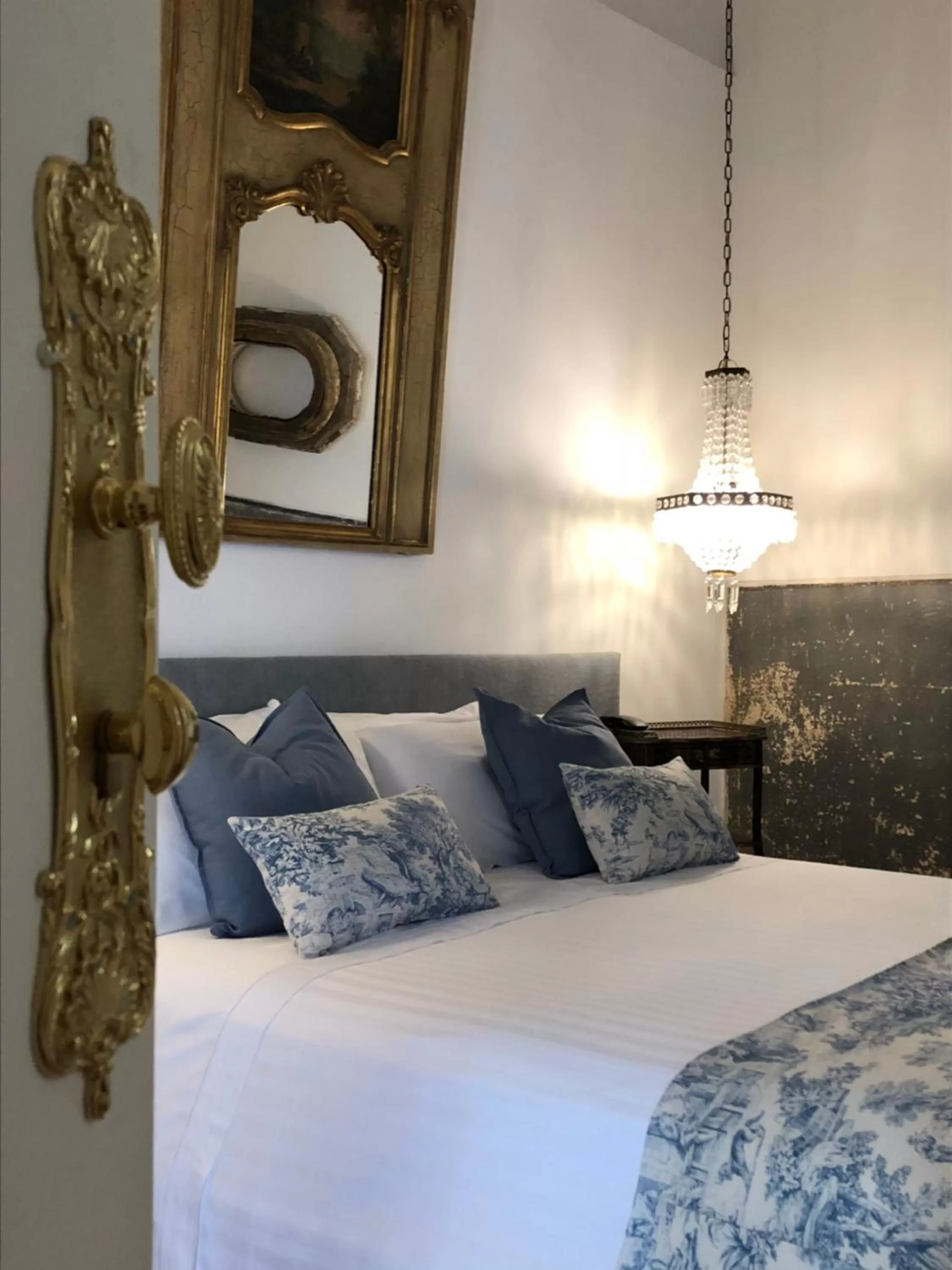 Photo of the whole room, Bed in La Maison