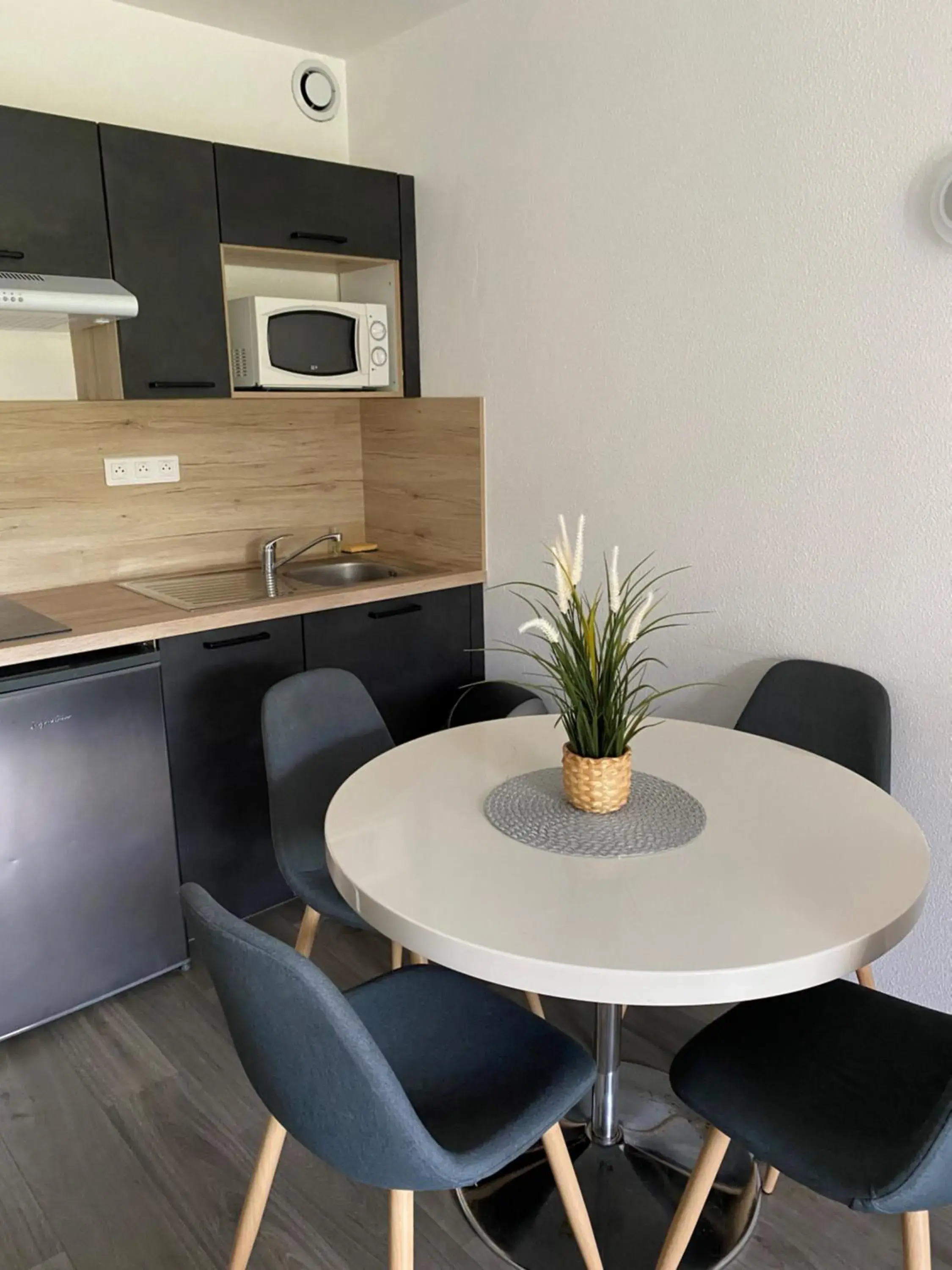 Kitchen or kitchenette, Dining Area in Hotel Résidence Anglet Biarritz-Parme