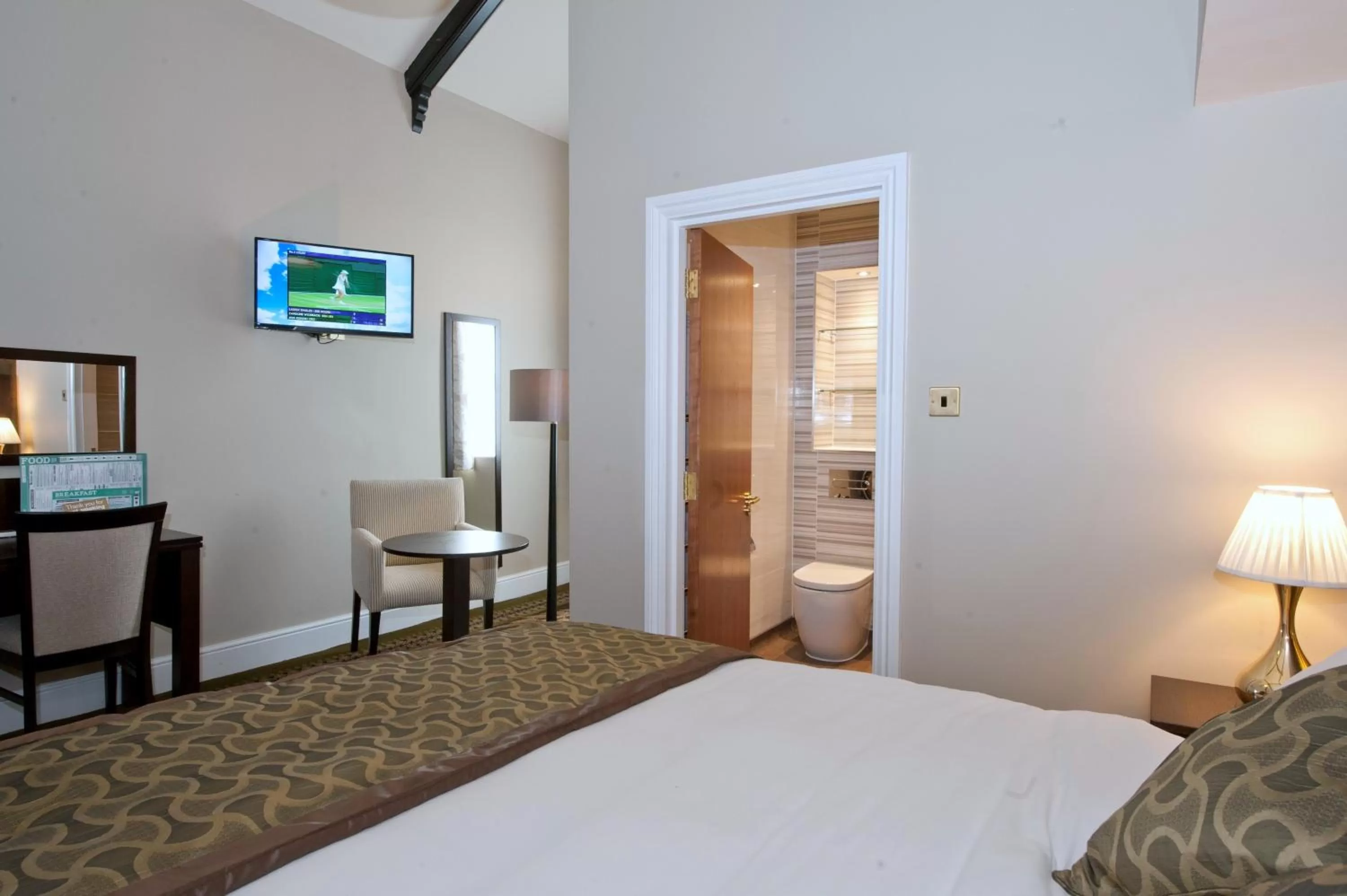 Toilet, Bed in The Kings Head Inn Wetherspoon