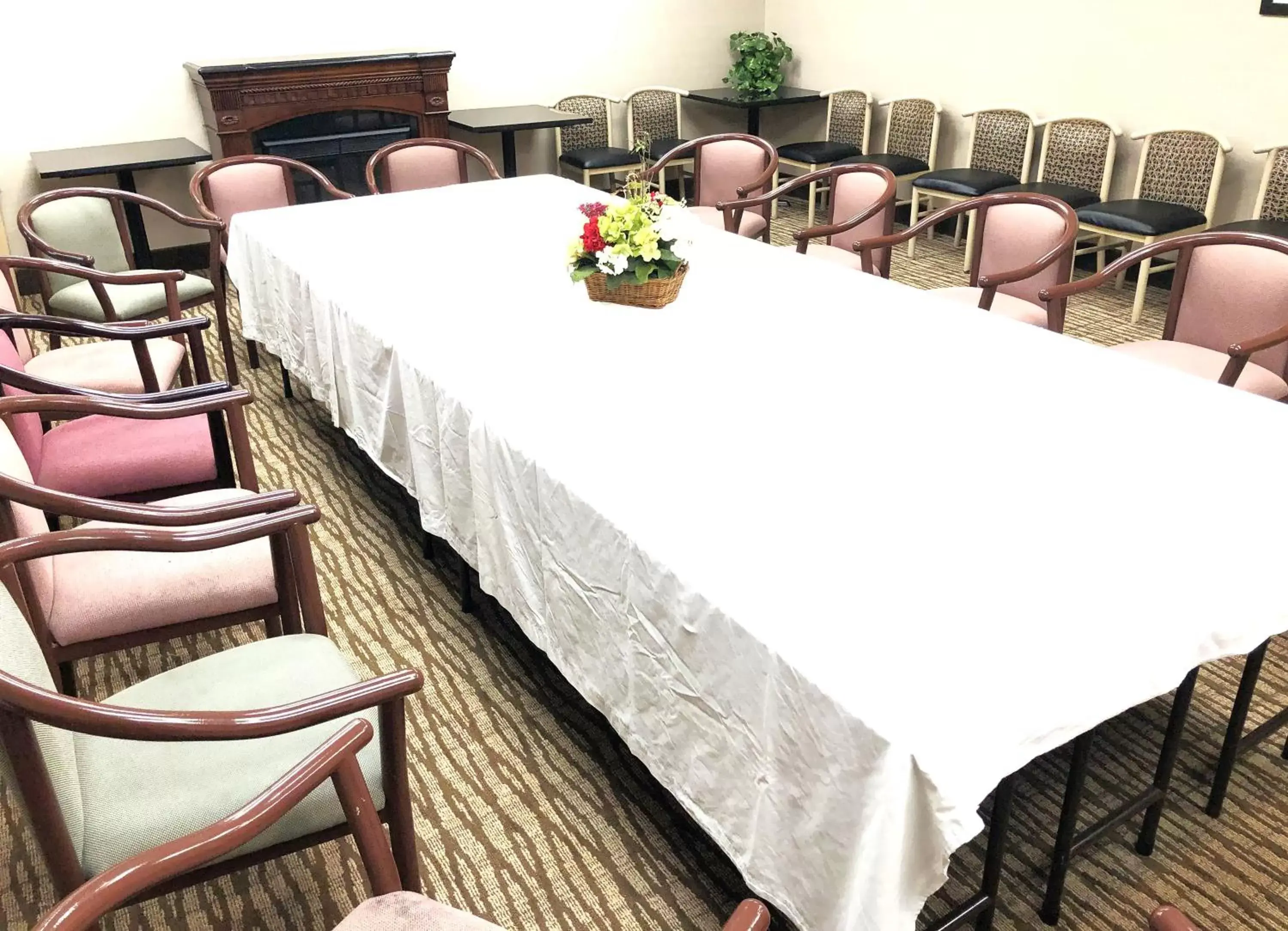 Meeting/conference room in SureStay Plus by Best Western Reading North