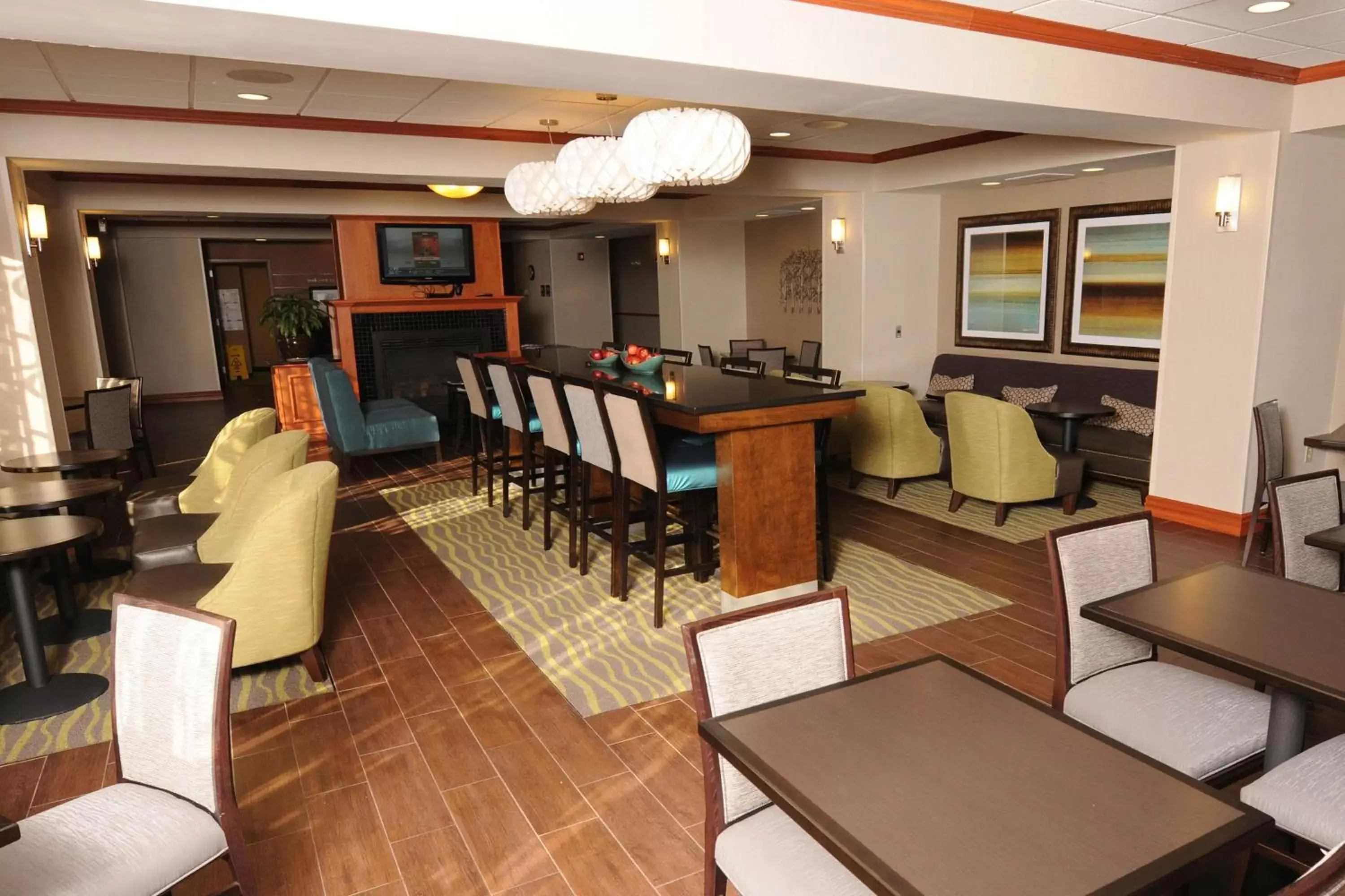 Lobby or reception, Lounge/Bar in Newly Renovated Hampton Inn Omaha West Lakeside