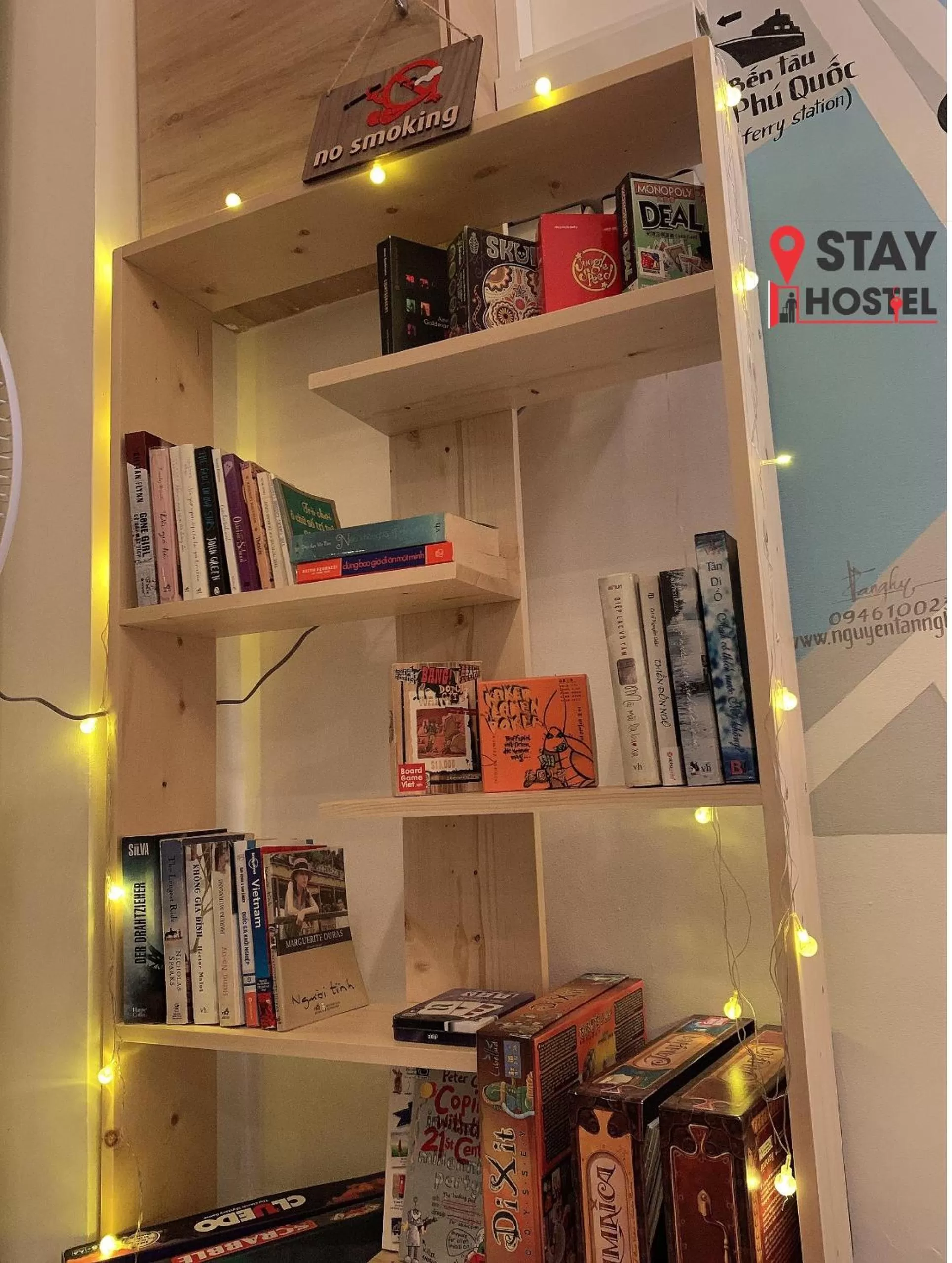 Library in STAY hostel 2 - 350m from the ferry