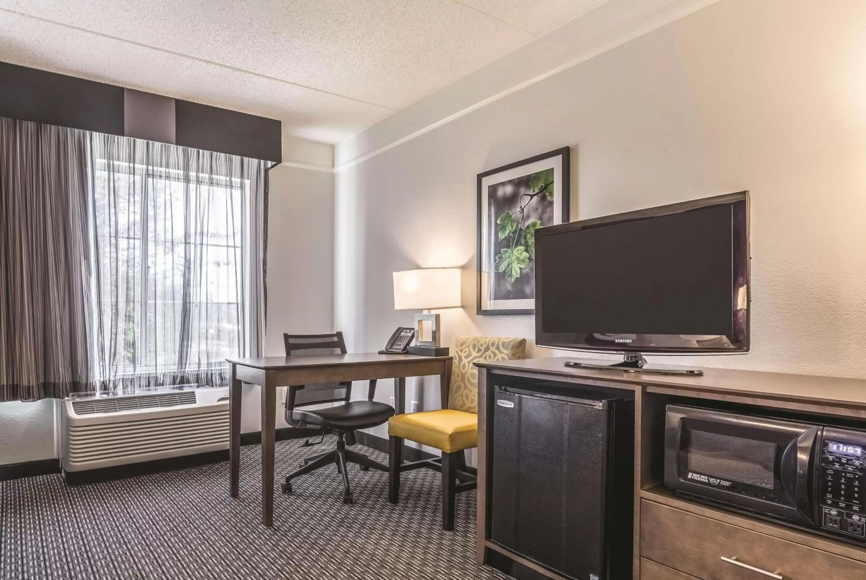 Photo of the whole room in La Quinta by Wyndham Alexandria Airport