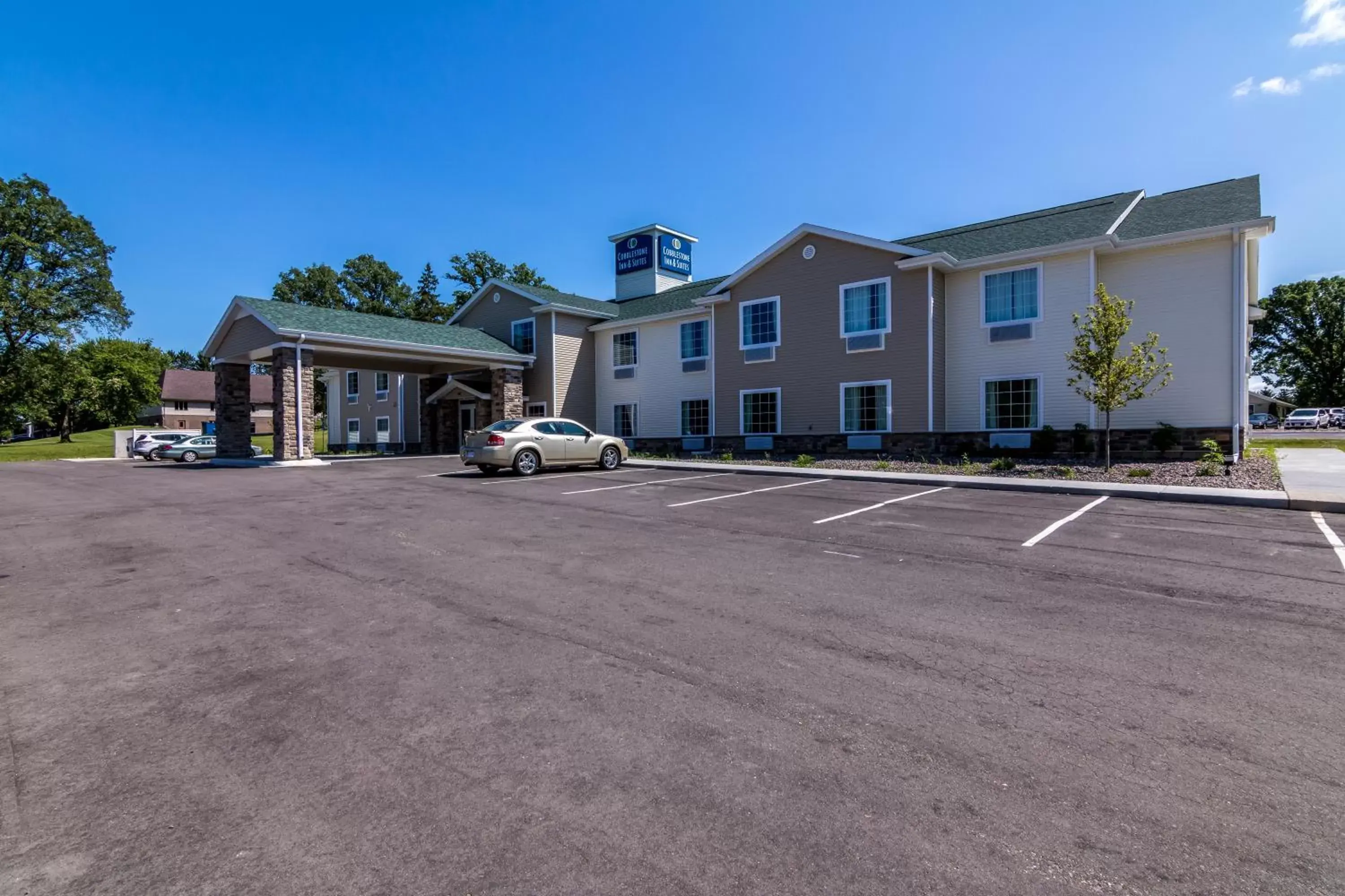 Property building in Cobblestone Inn & Suites - Barron Property building in Cobblestone Inn & Suites - Barron