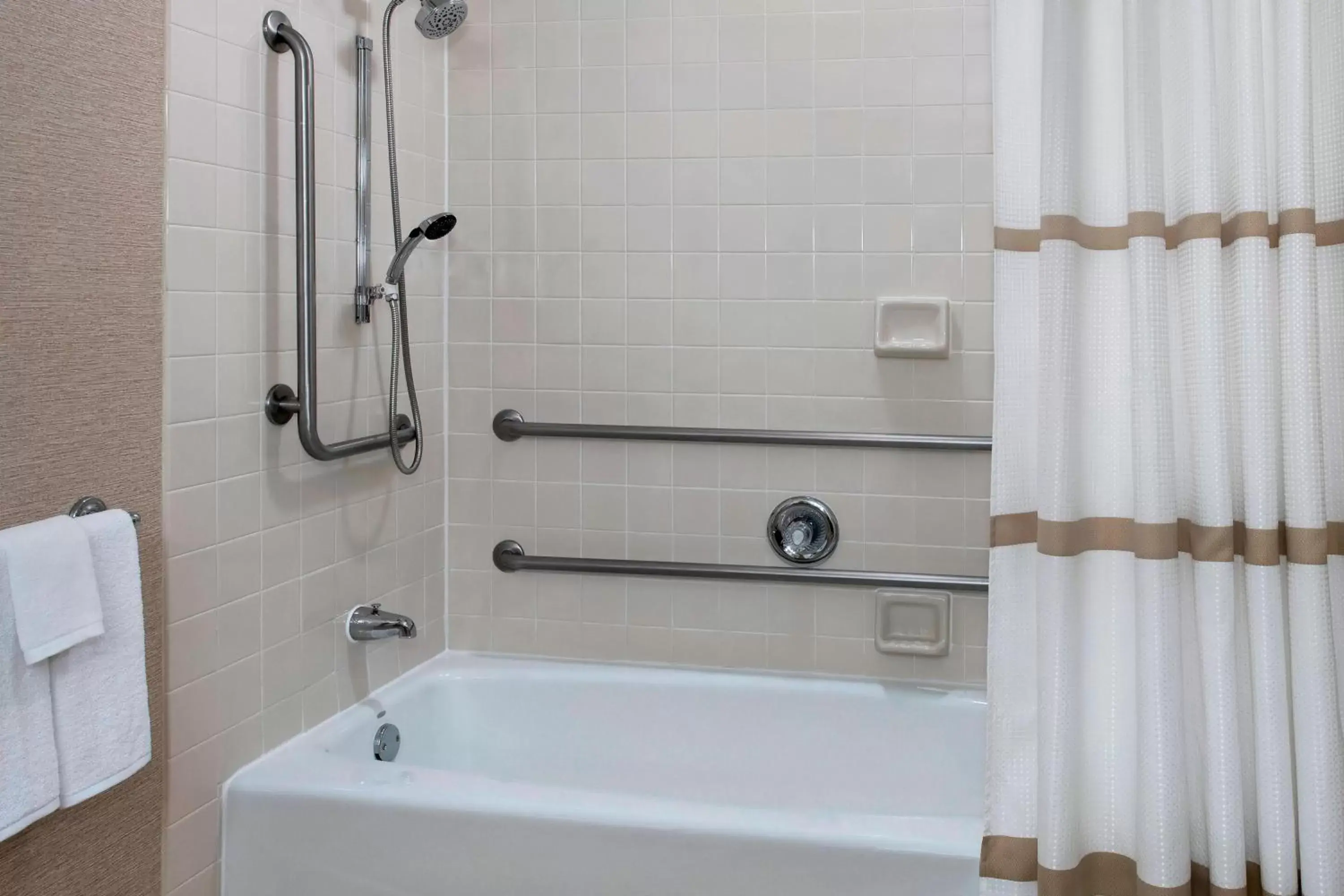 King Room with Adapted Tub - Mobility Accessible in Boston Marriott Peabody King Room with Adapted Tub - Mobility Accessible in Boston Marriott Peabody