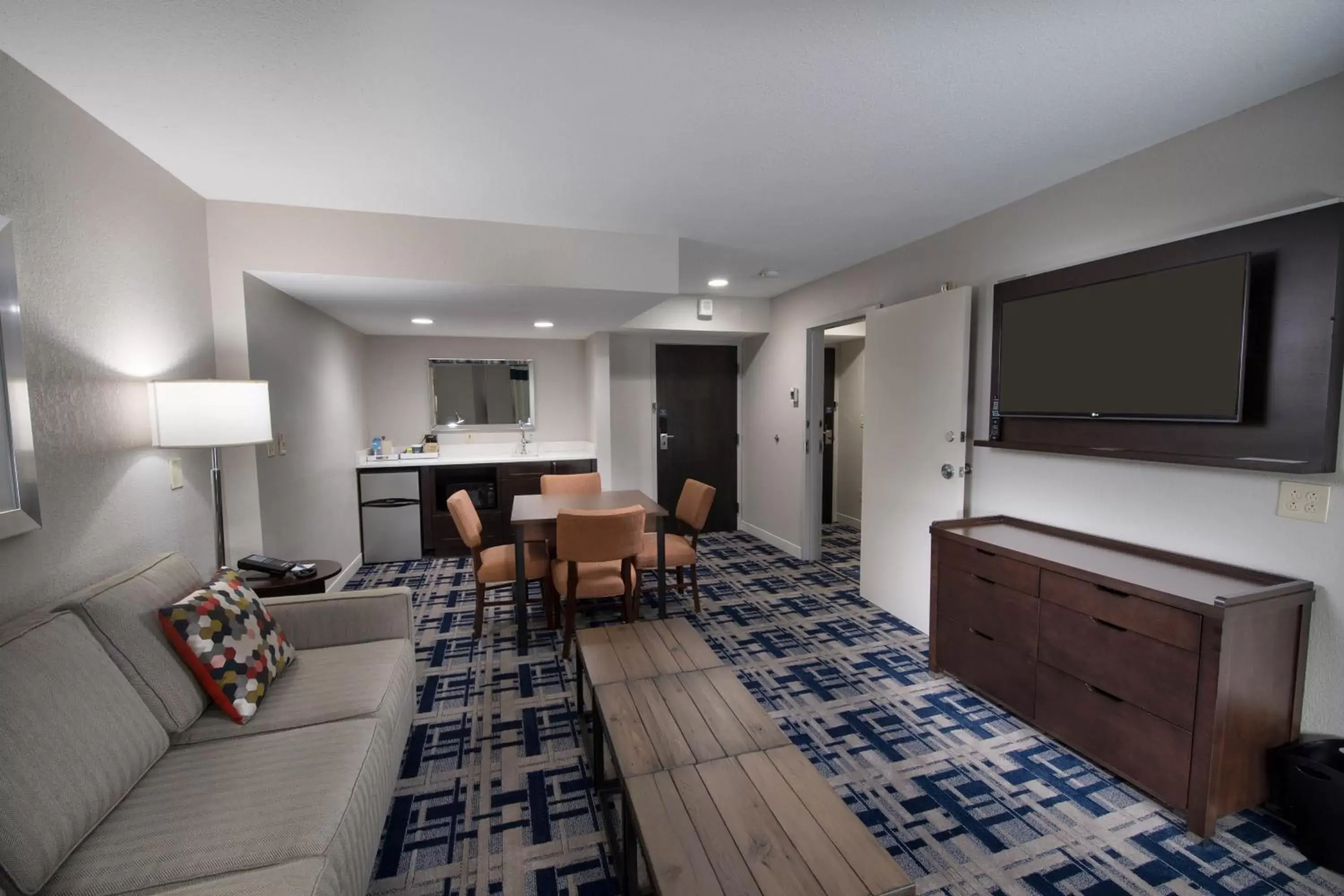 Living room, Seating Area in Four Points by Sheraton Charlotte - Lake Norman