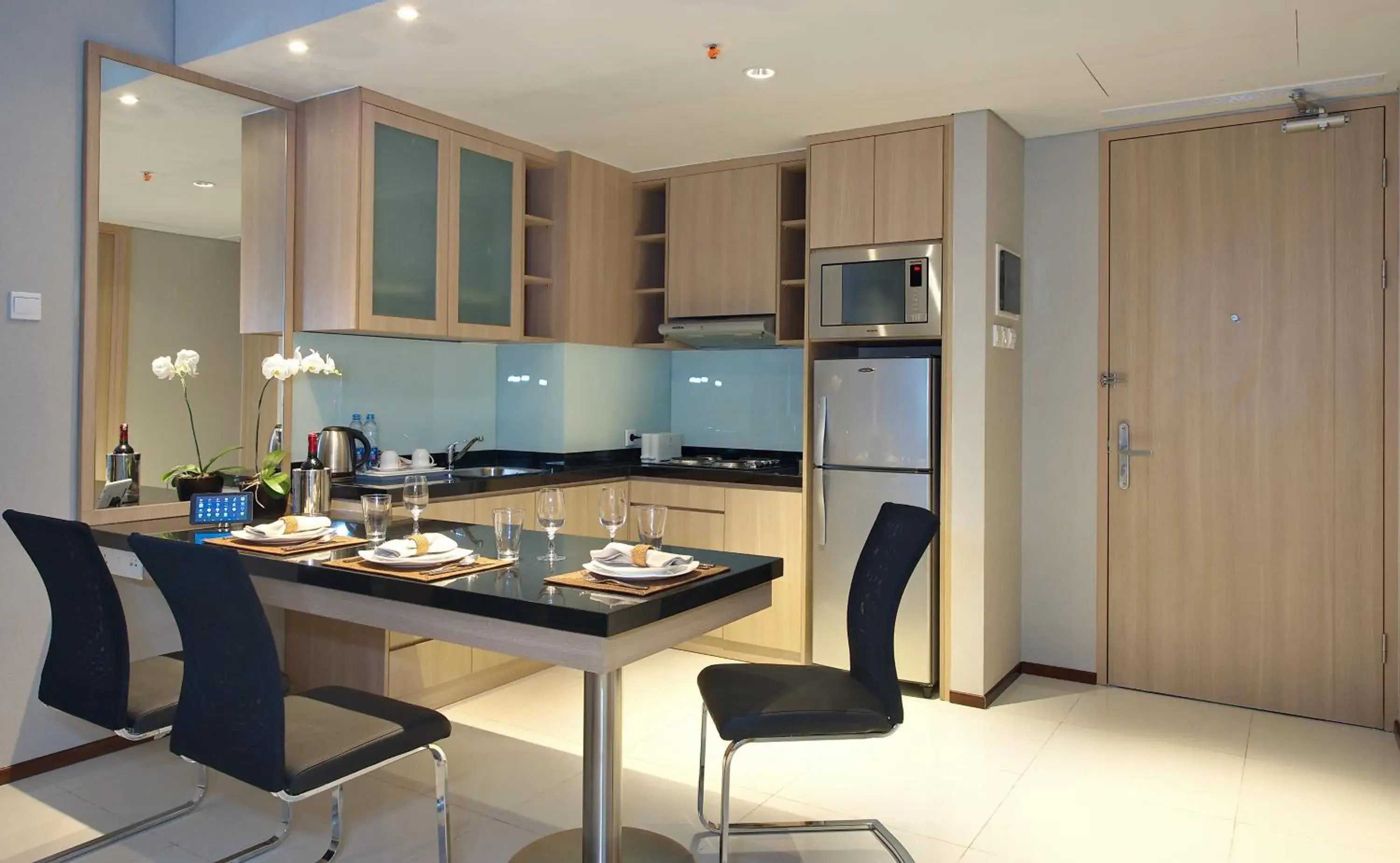 Dining area, Kitchen/Kitchenette in Ra Premiere Simatupang Jakarta