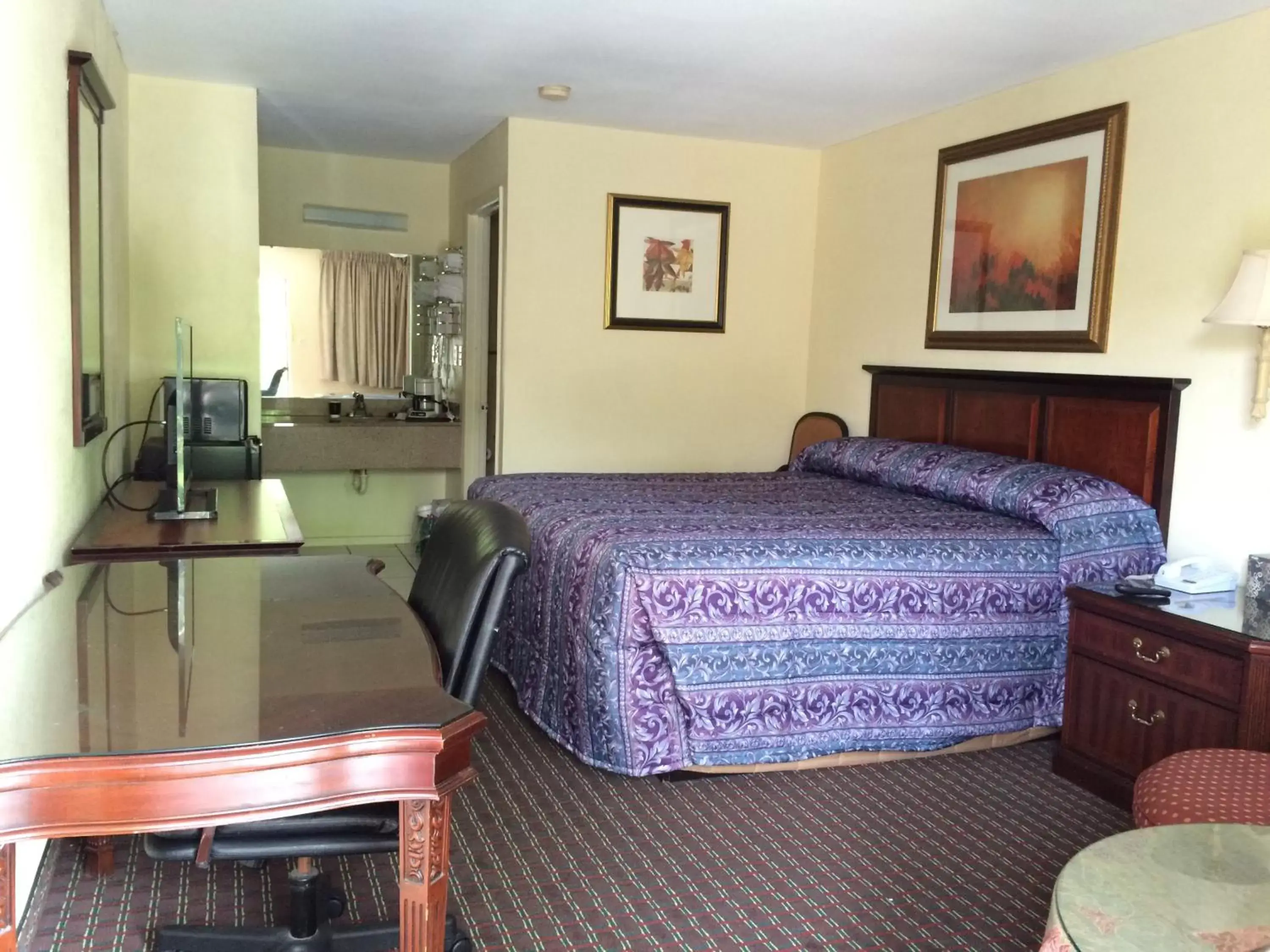 Photo of the whole room, Bed in Knights Inn Augusta Fort Gordon