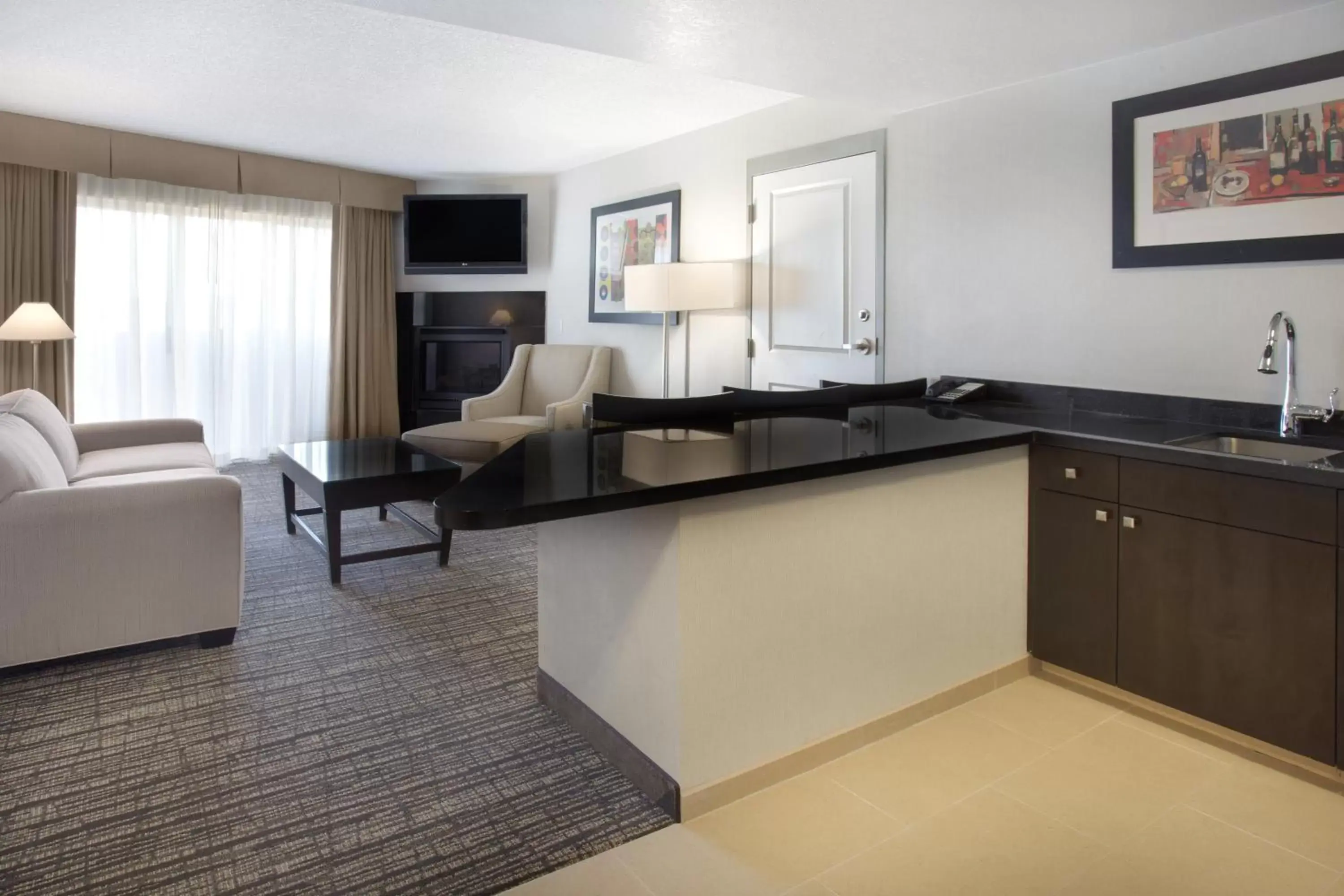 Photo of the whole room, Kitchen/Kitchenette in Holiday Inn Scottsdale North- Airpark, an IHG Hotel