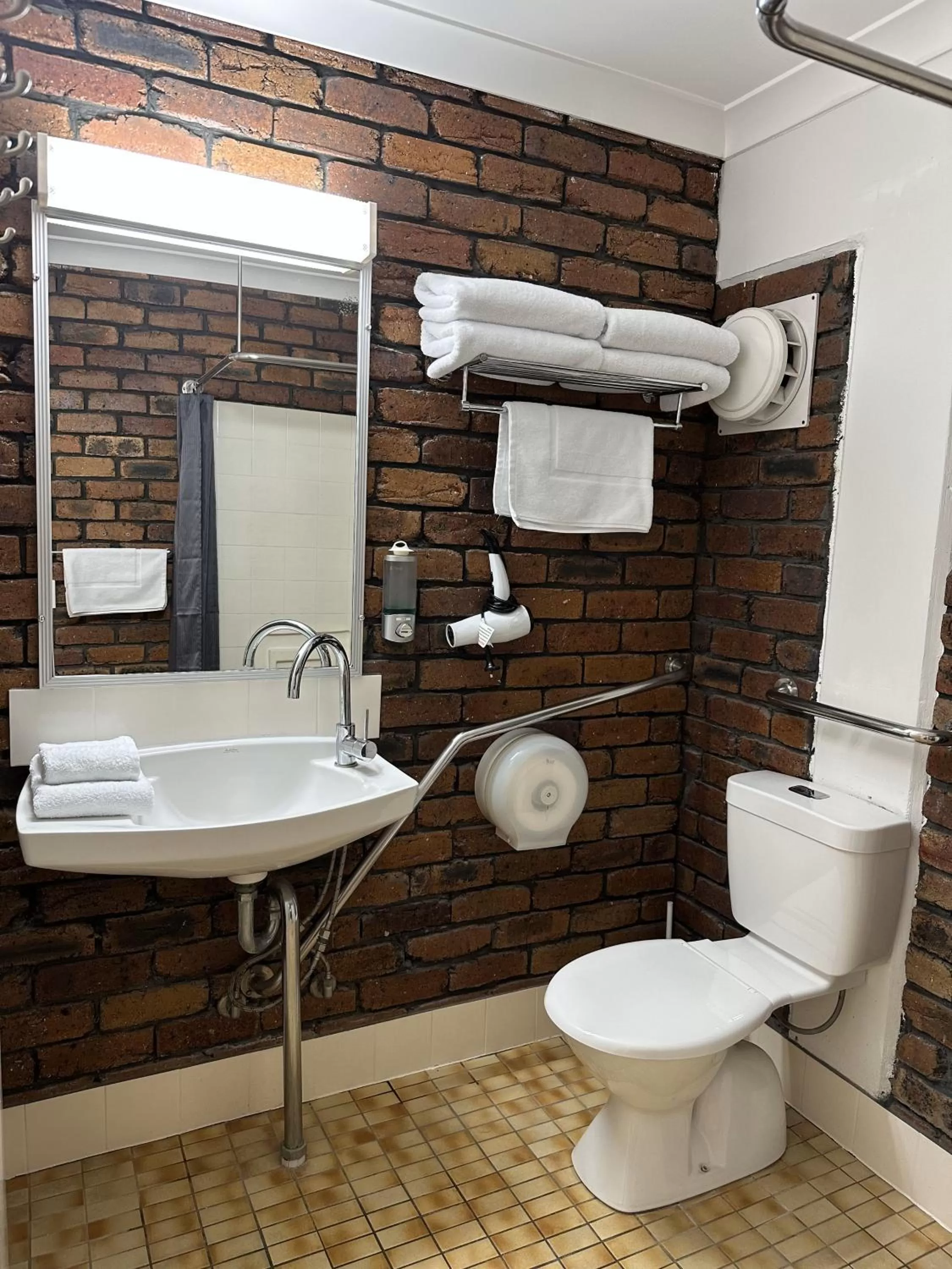 Toilet in Logan City Motor Inn