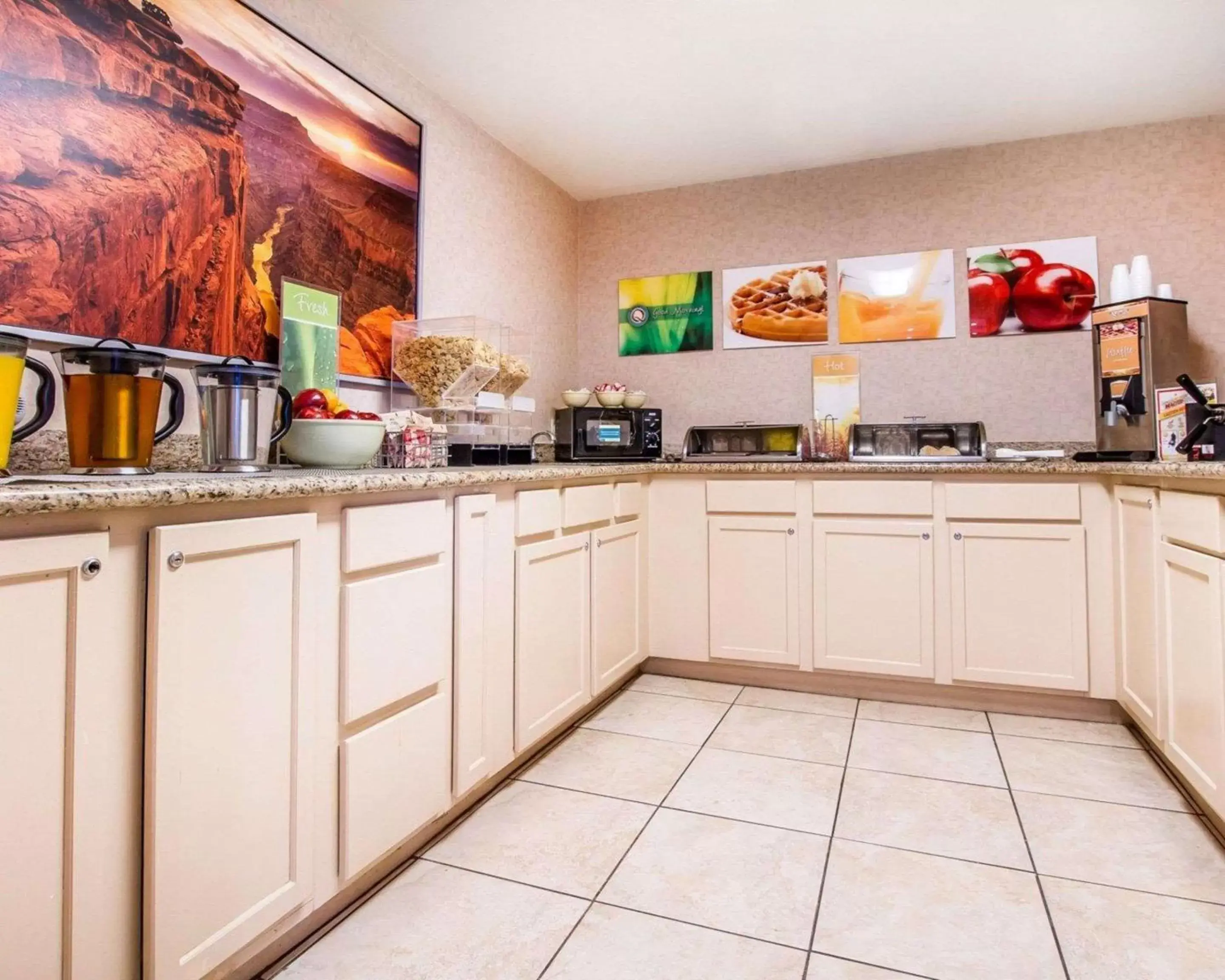 Restaurant/places to eat, Kitchen/Kitchenette in Quality Inn Chandler I-10