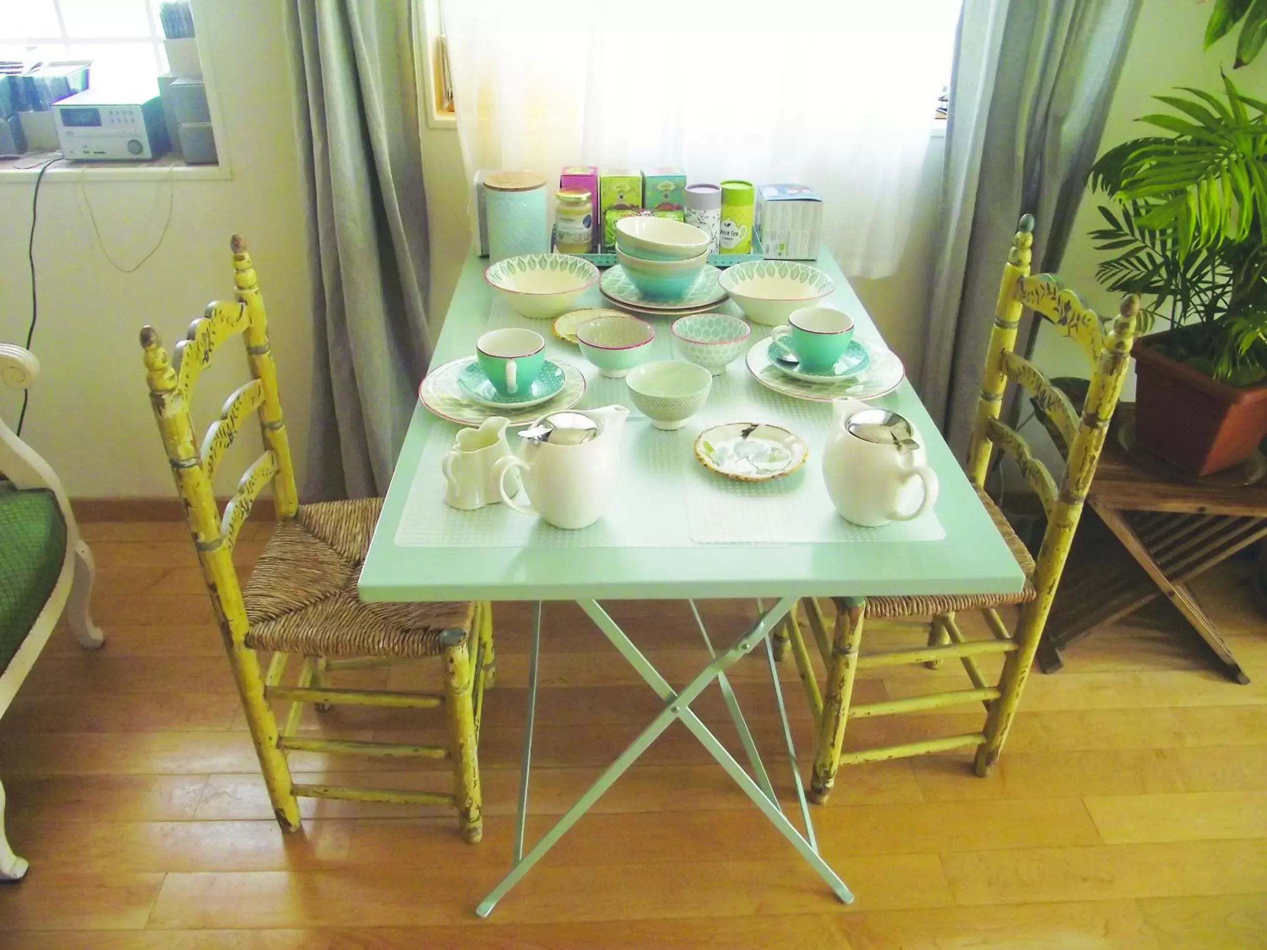 Dining Area in Chambre en ville dans un esprit campagne