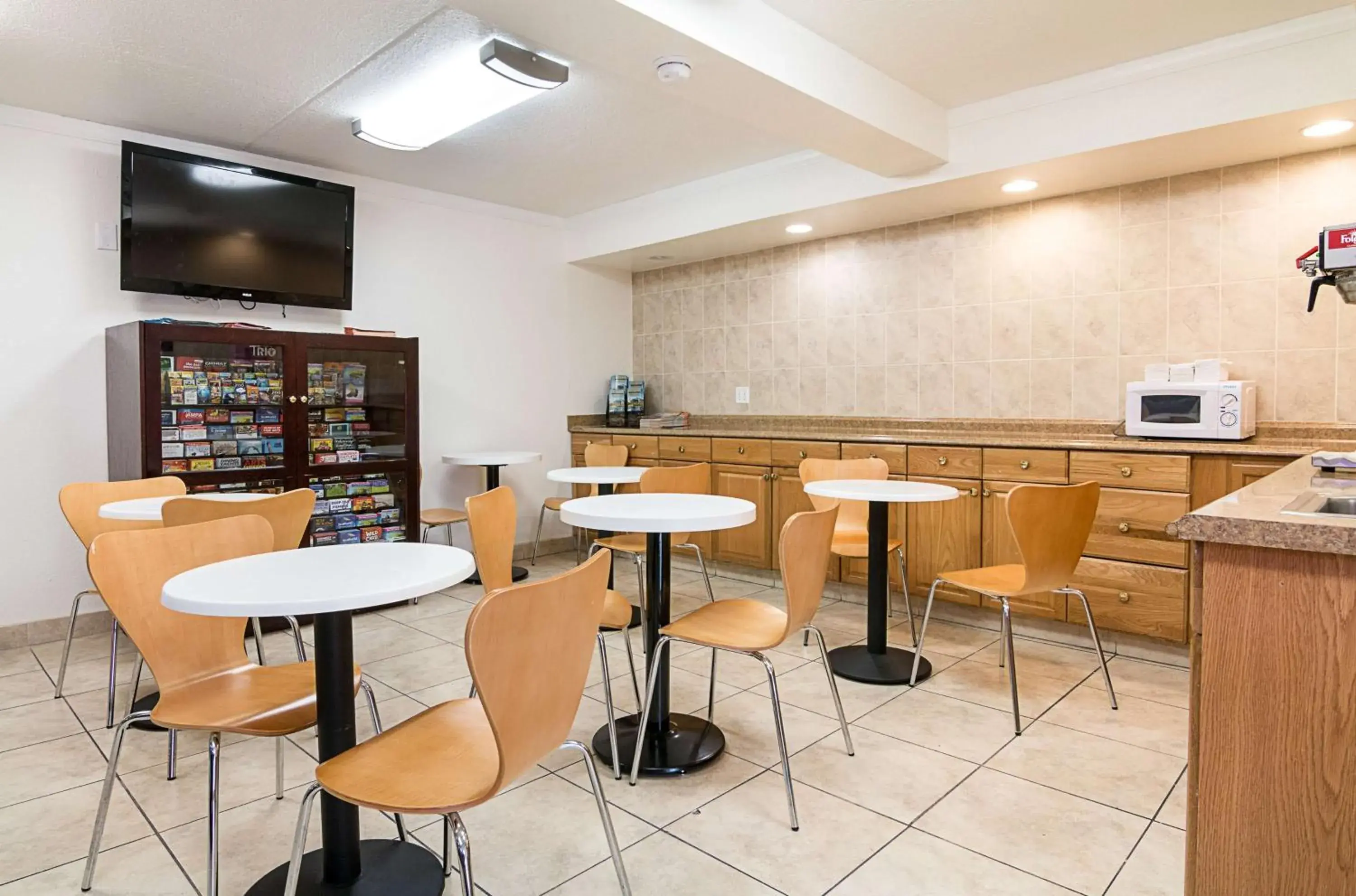 Lobby or reception, Lounge/Bar in Motel 6-Tampa, FL - Fairgrounds