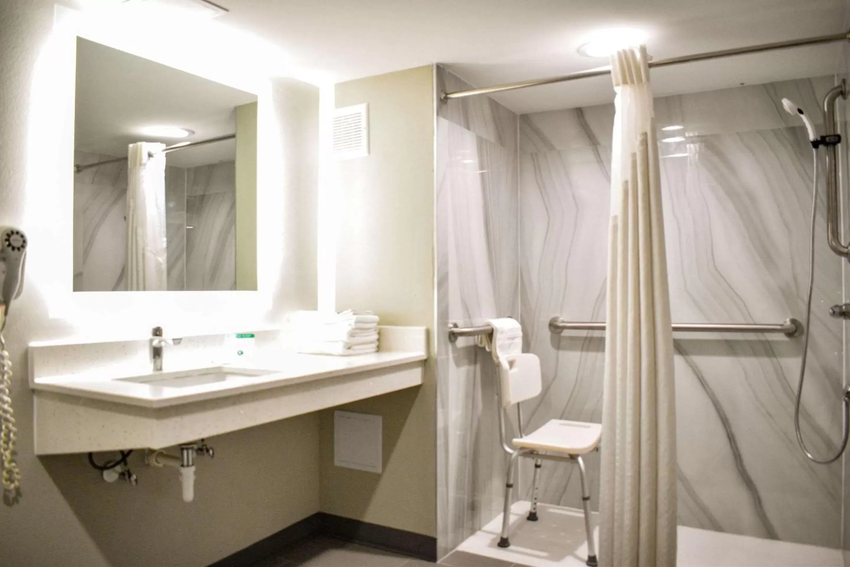 Bedroom, Bathroom in Rodeway Inn Hot Springs National Park Area