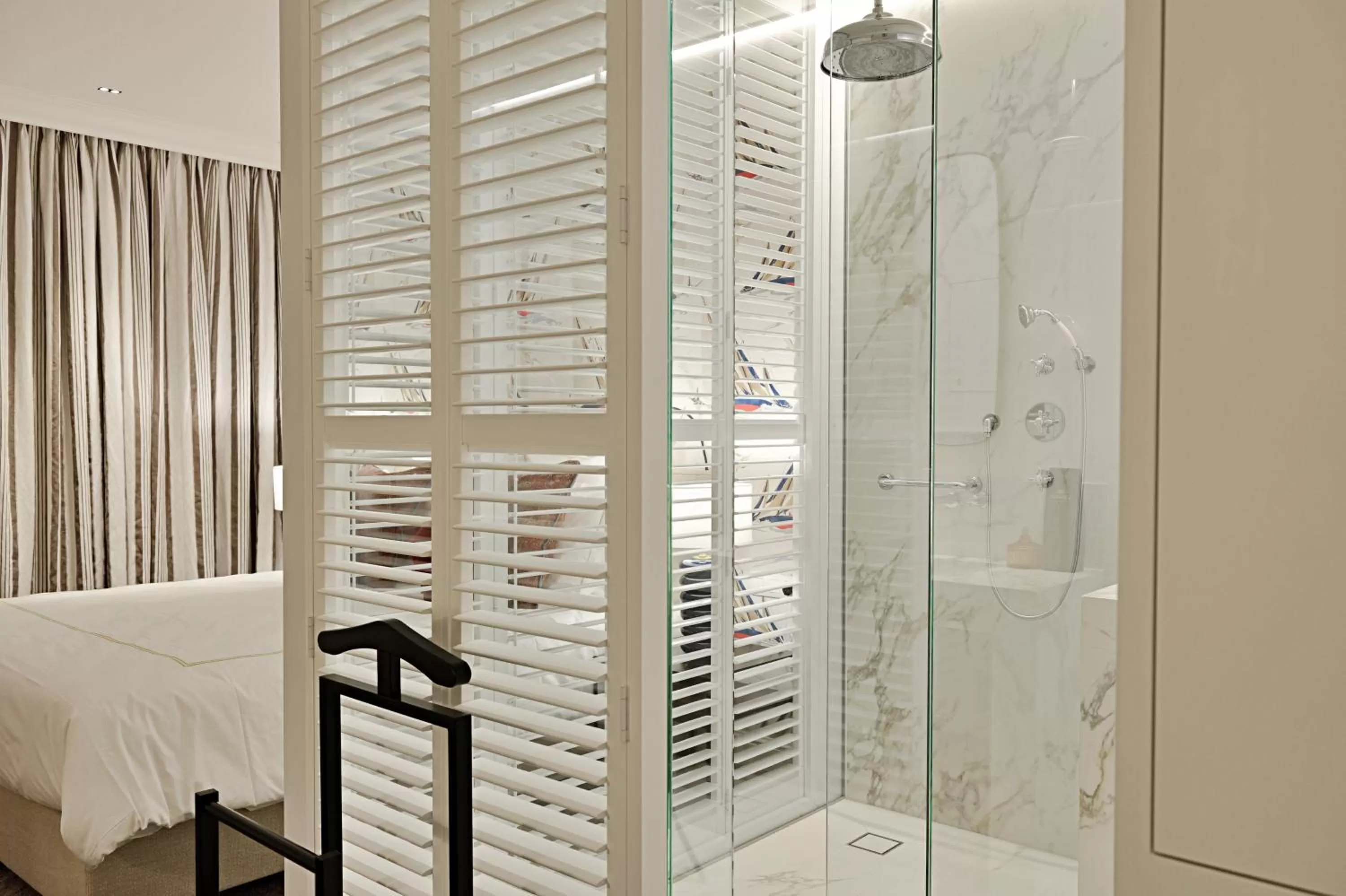 Shower, Bed in De Lindenhoeve Boutique Hotel