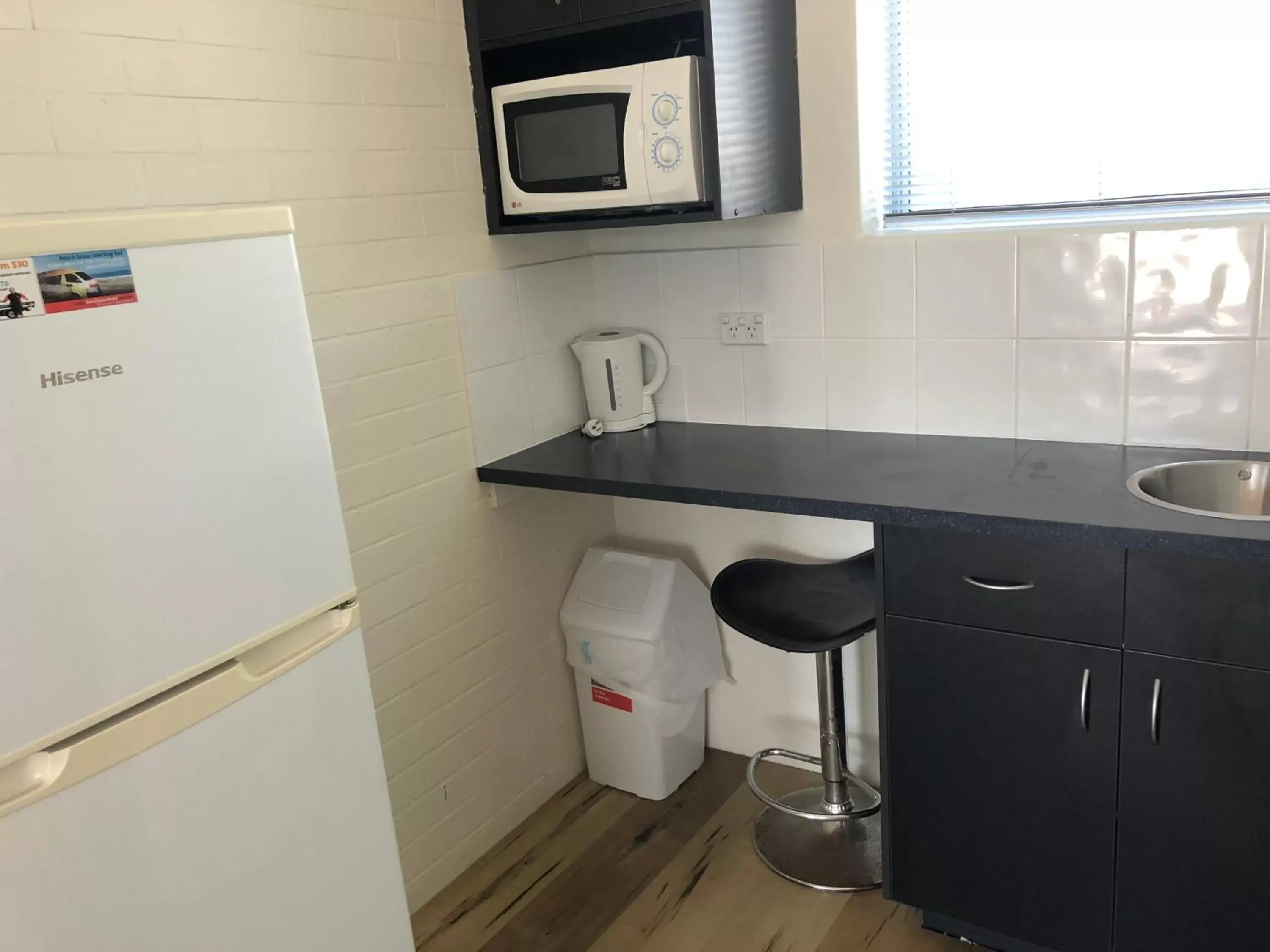 Coffee/tea facilities, Kitchen/Kitchenette in Hervey Bay Motel