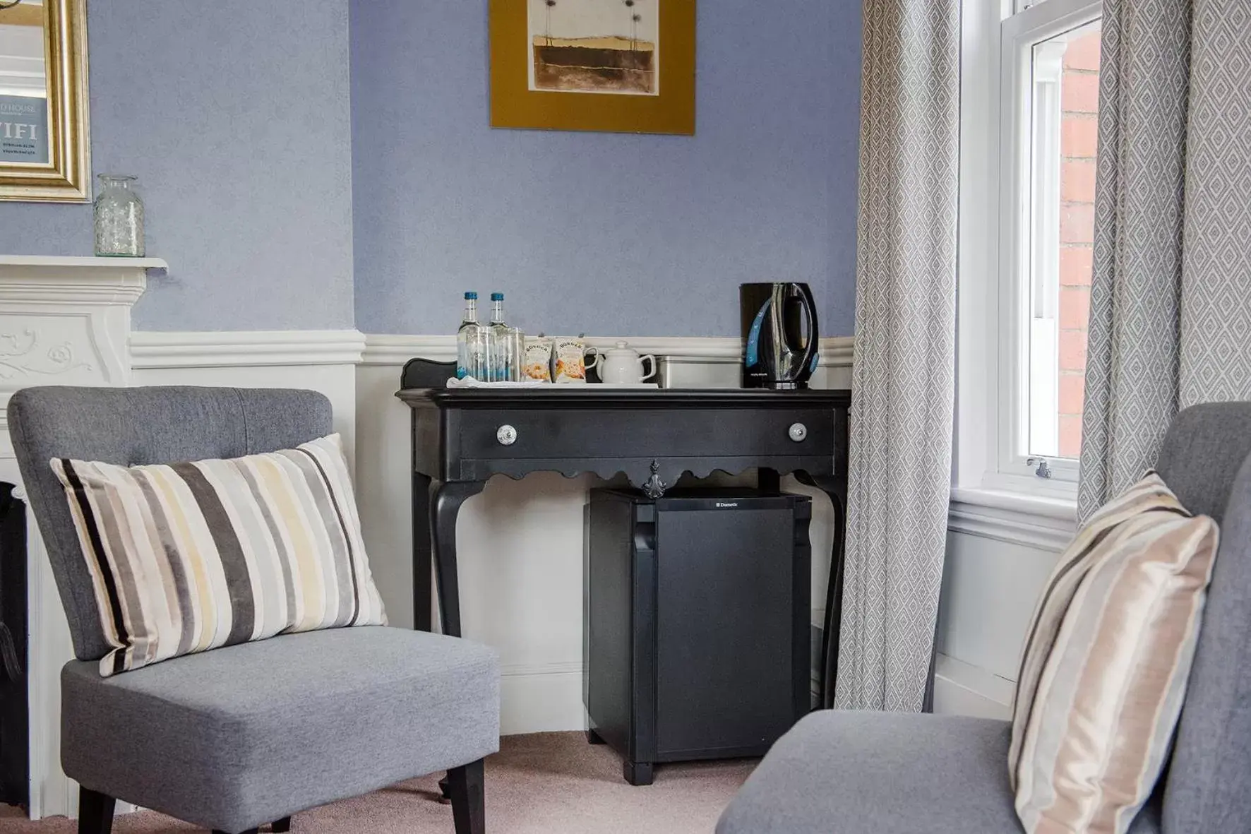 Bedroom, Seating Area in Mynd House