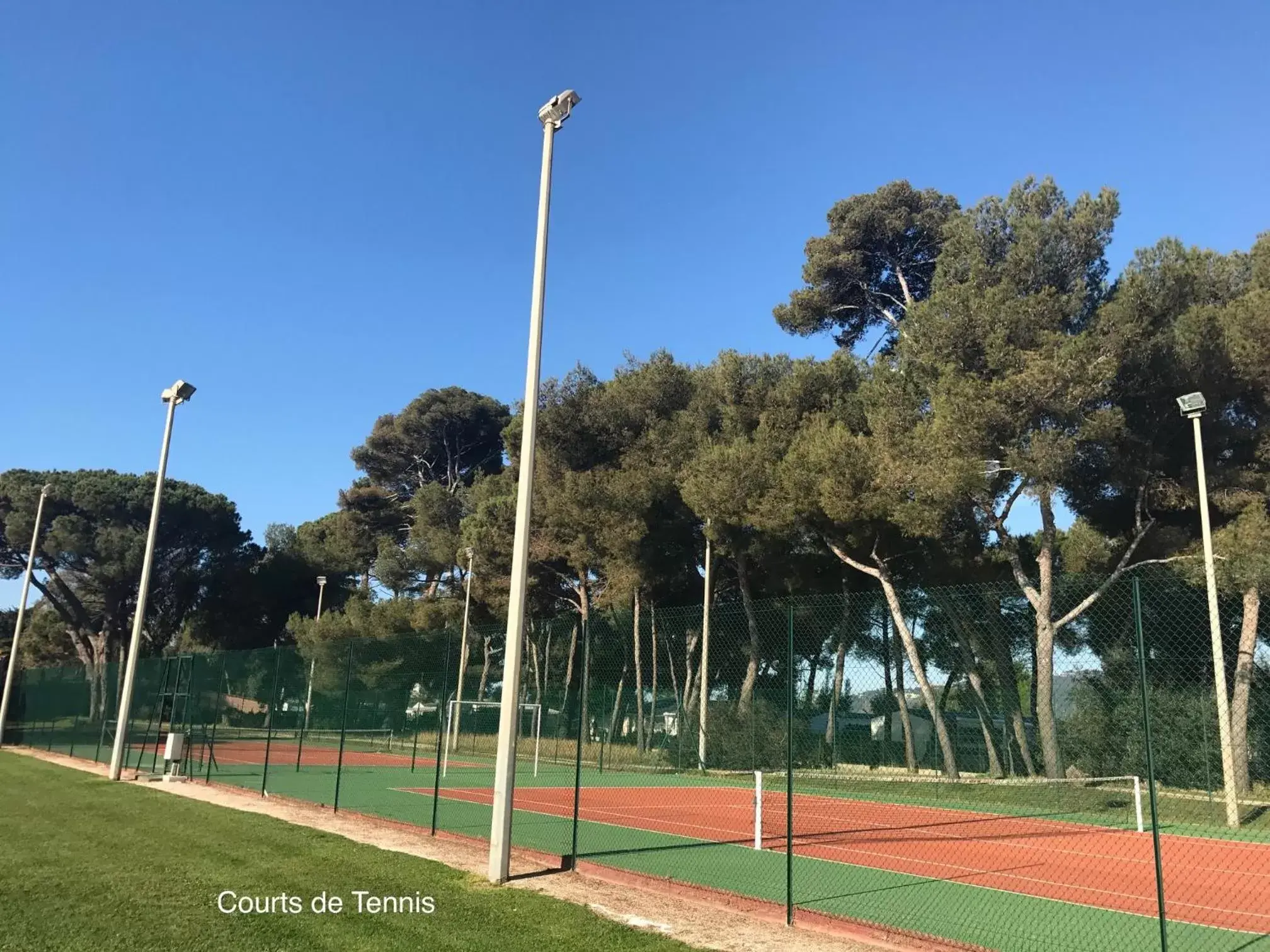 Tennis court in Hotel Club Le Plein Sud Vacances Bleues