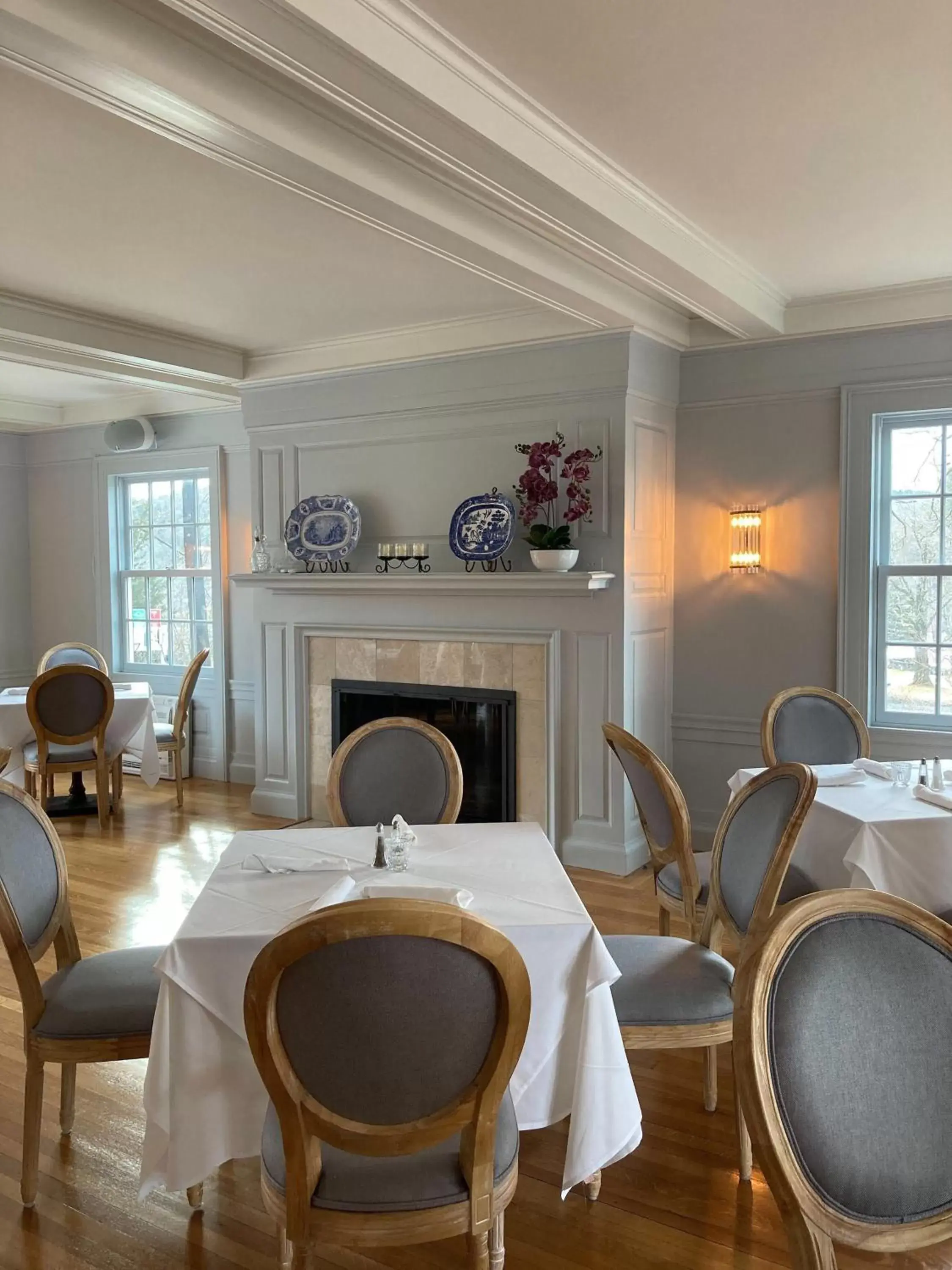 Restaurant/Places to Eat in The White House Inn