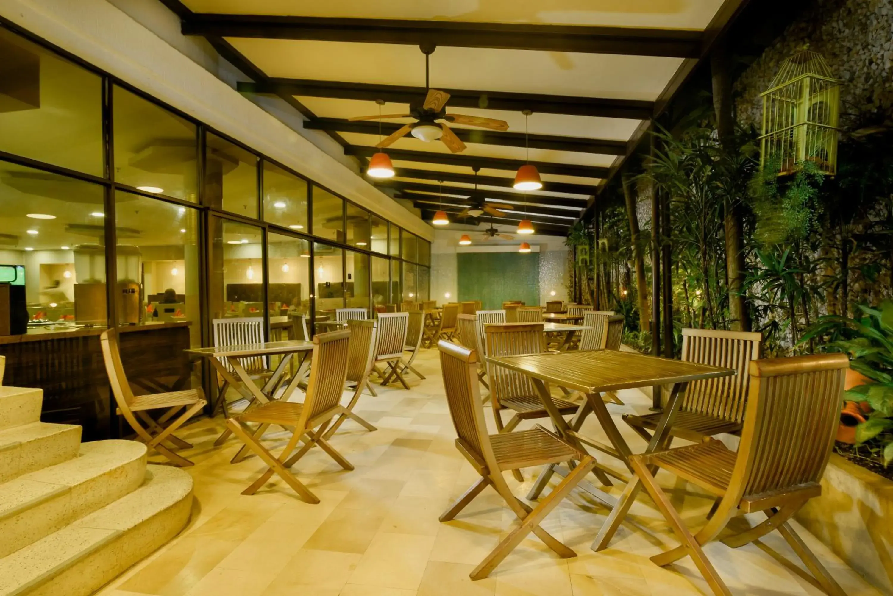 Restaurant/Places to Eat in Howard Johnson Hotel Versalles Barranquilla