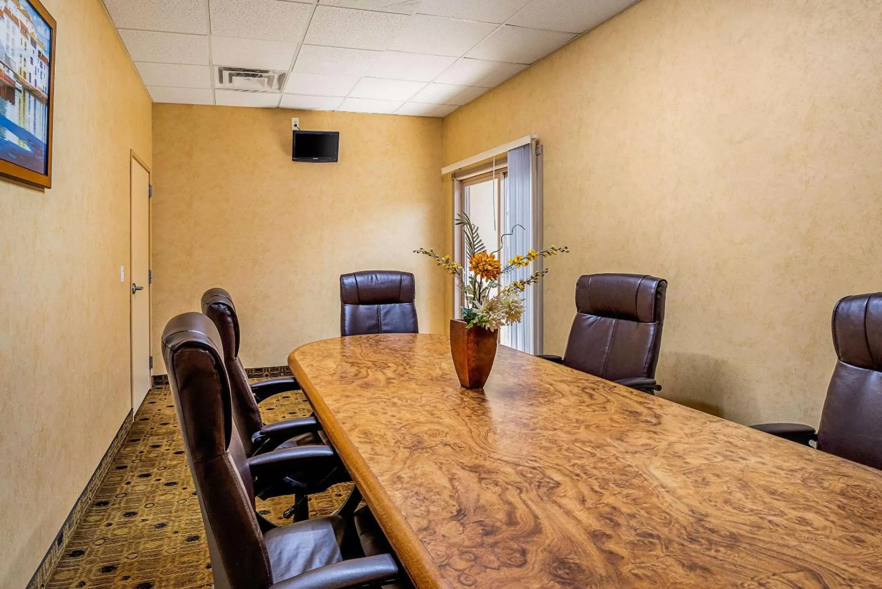 On site, Dining Area in Quality Inn & Suites Coldwater near I-69