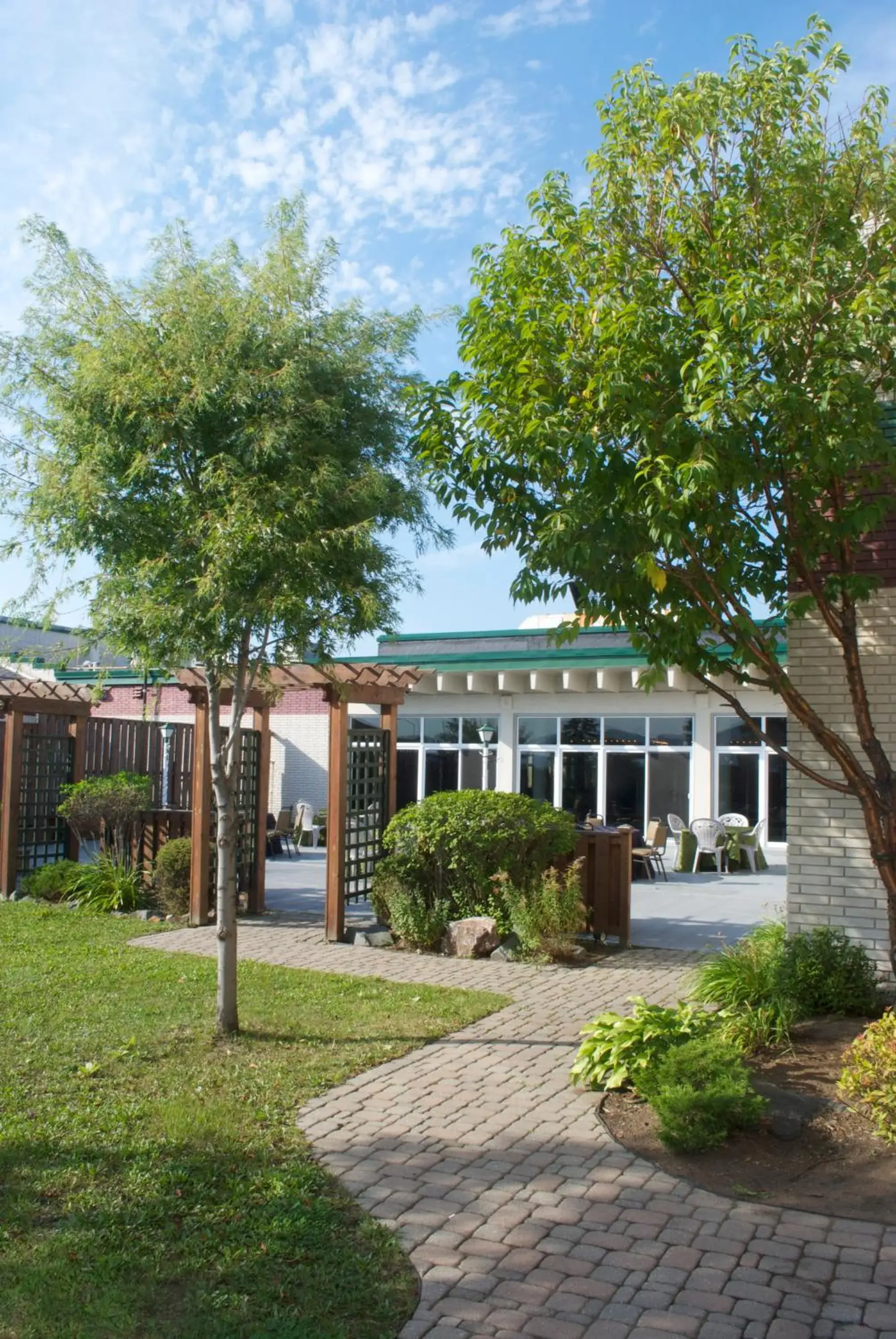 Facade/entrance, Property Building in Ramada by Wyndham Thunder Bay Airlane Hotel