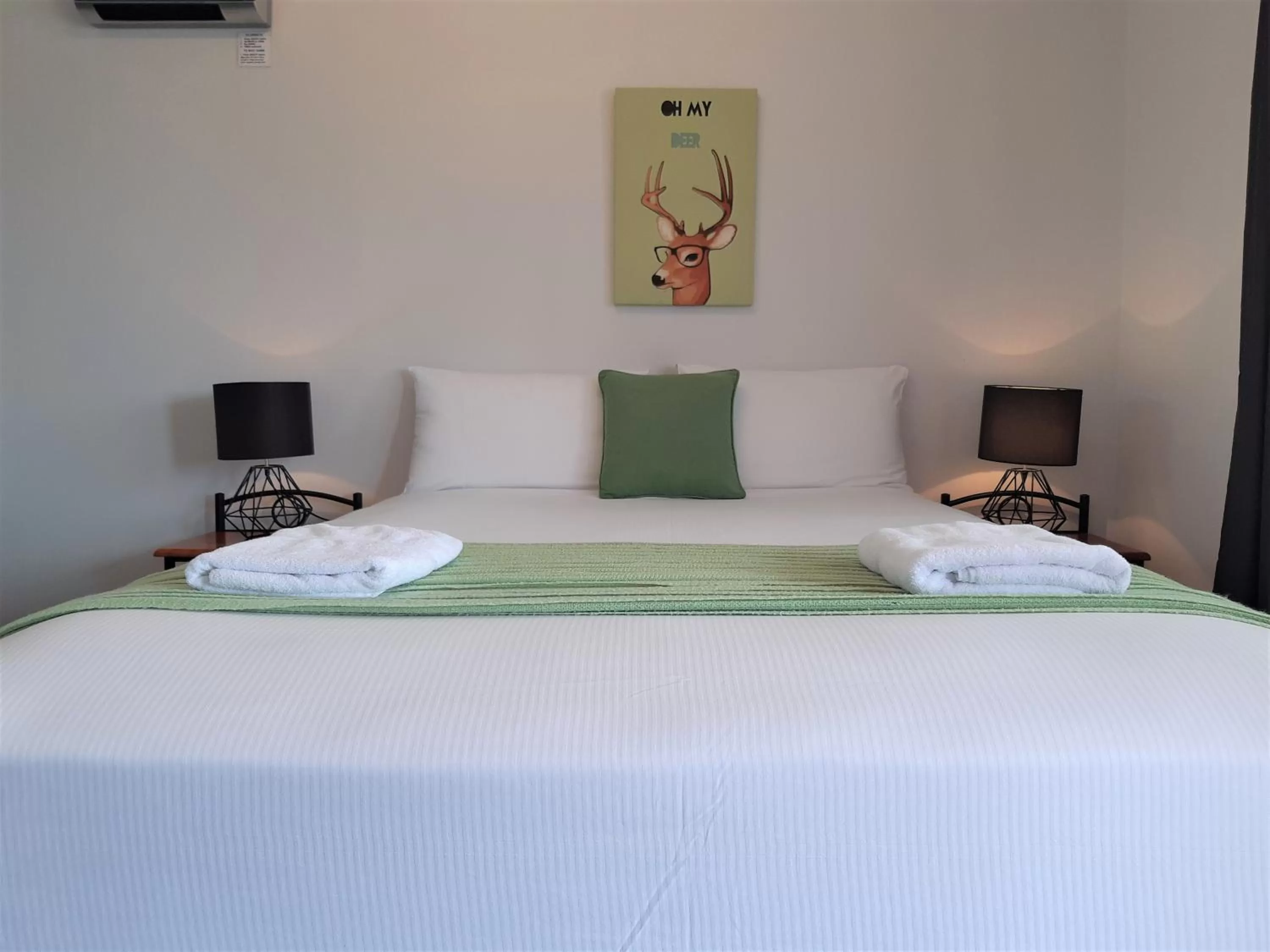 Bed in Econo Lodge Chaparral Motel Ballina