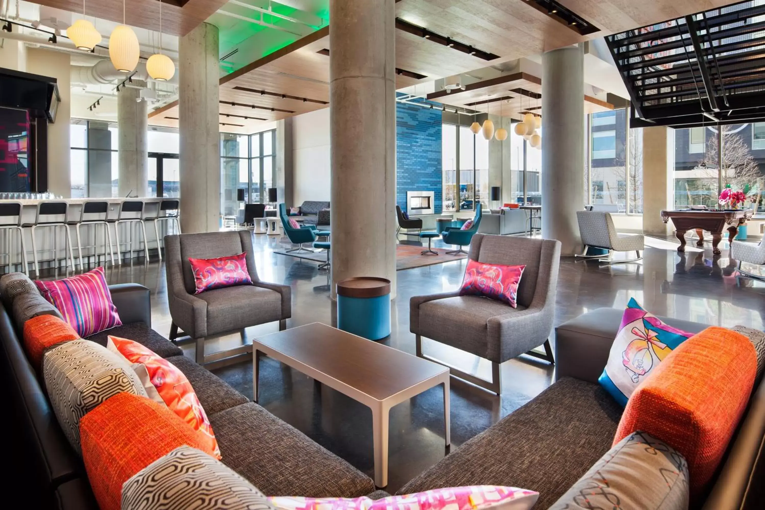 Lounge or bar in Aloft Boston Seaport District