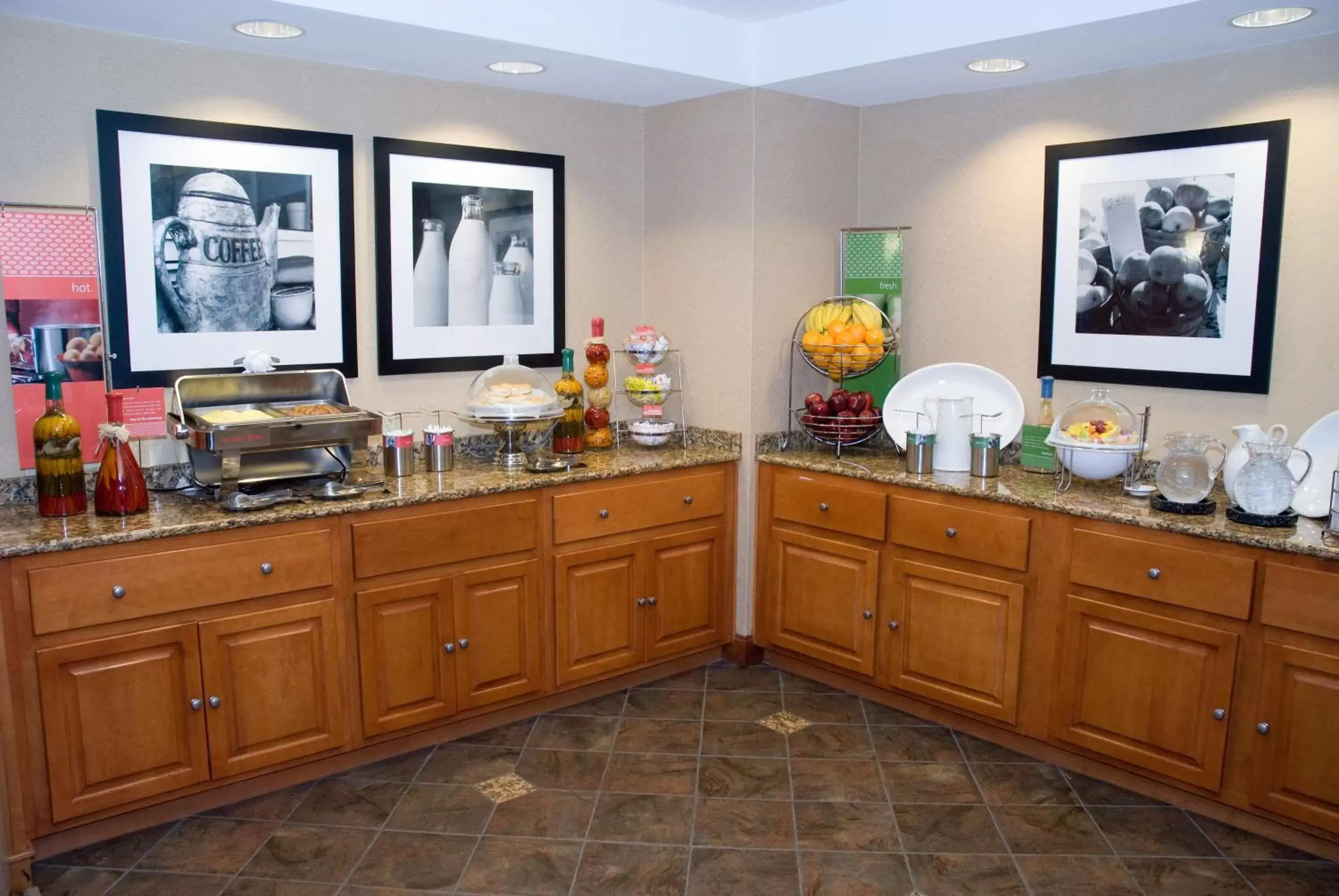 Dining area in Hampton Inn & Suites by Hilton Manchester Bedford Dining area in Hampton Inn & Suites by Hilton Manchester Bedford