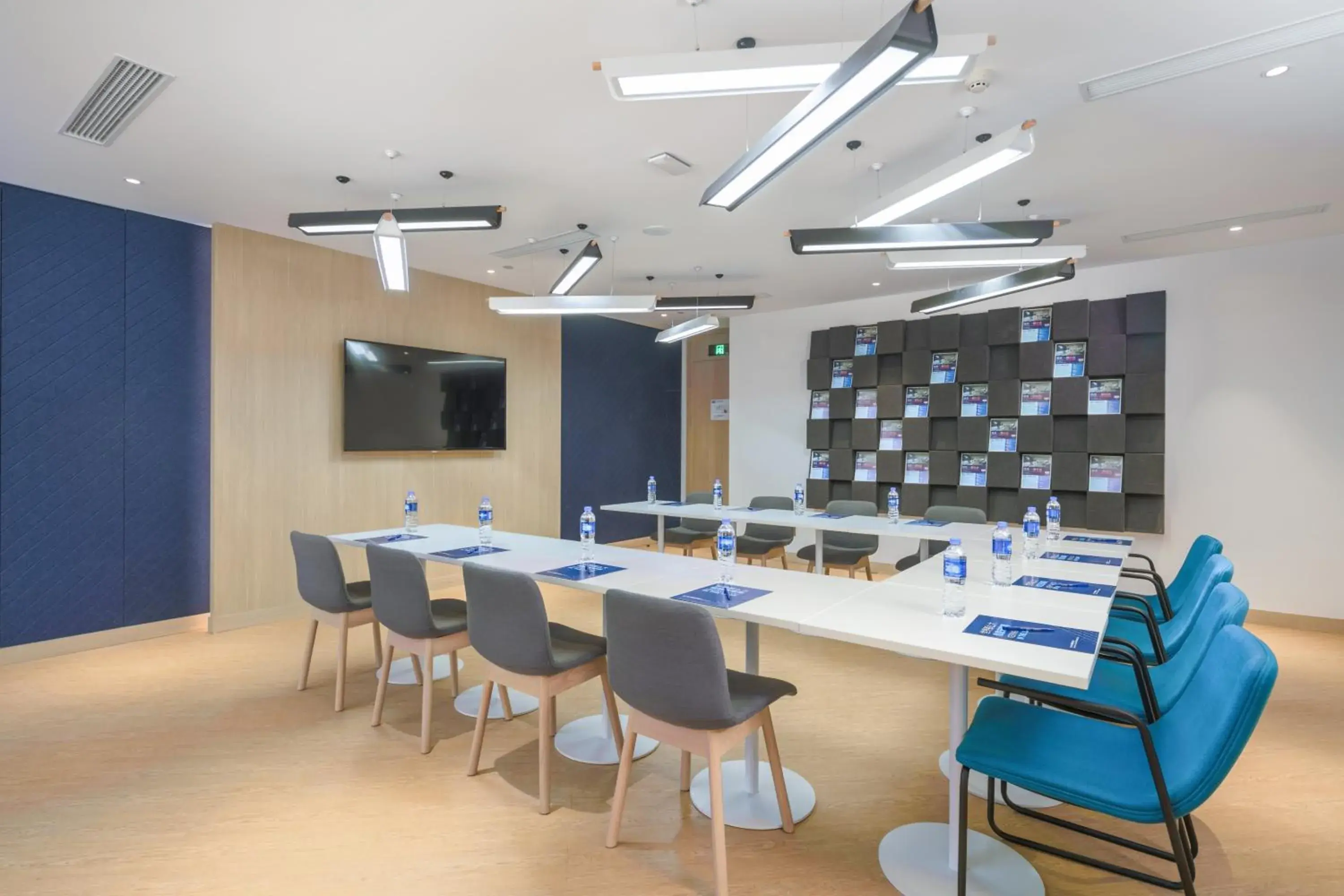 Meeting/conference room in Holiday Inn Express Hangzhou Jiuzhou, an IHG Hotel