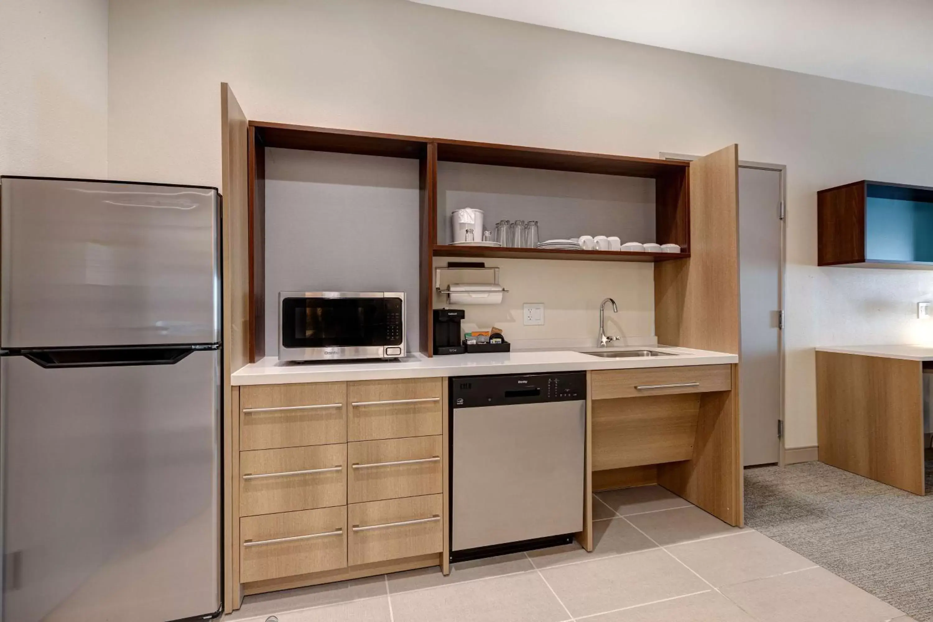 Kitchen or kitchenette, Kitchen/Kitchenette in Home2 Suites Galveston, Tx