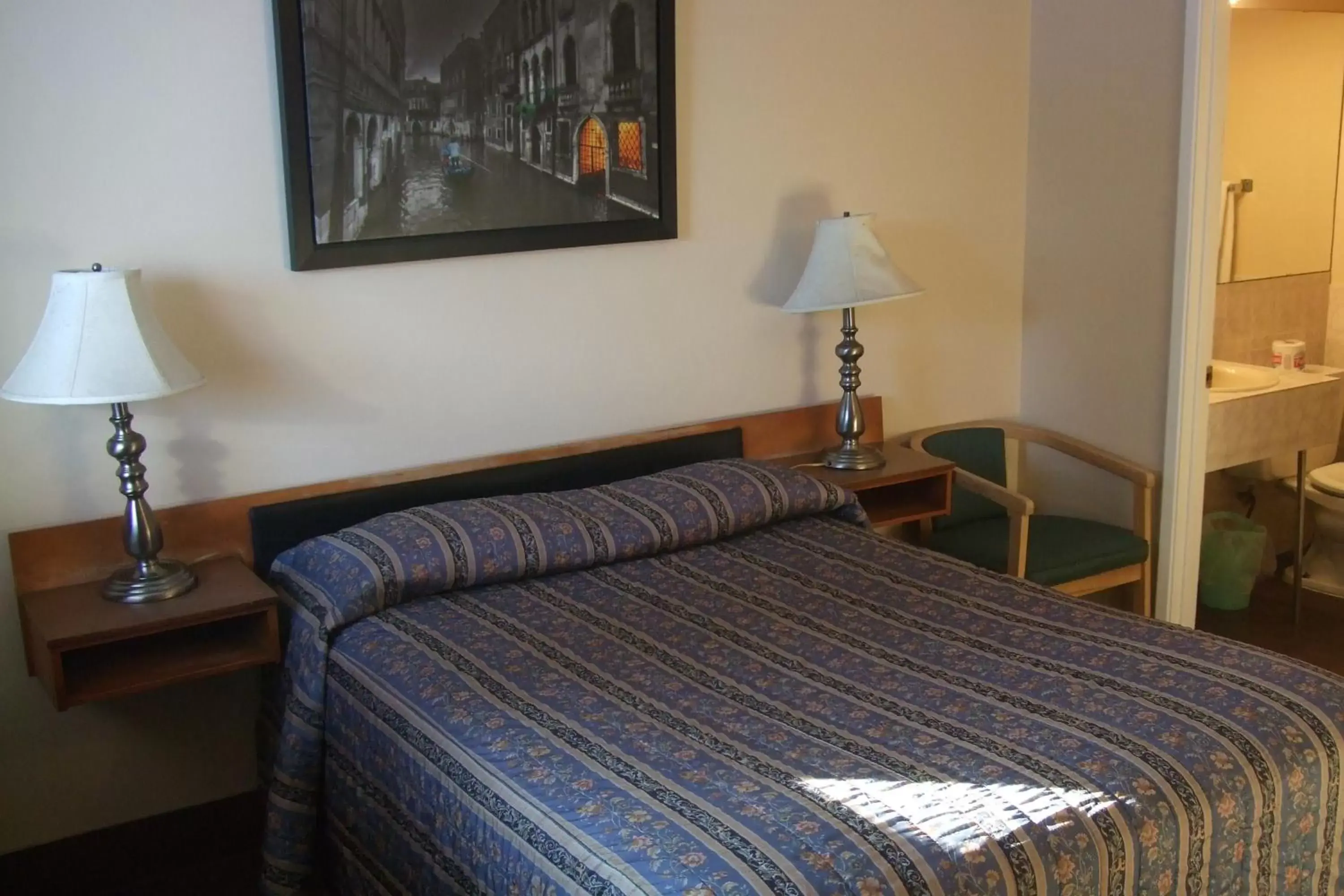 Bedroom, Bed in Trailside Inn