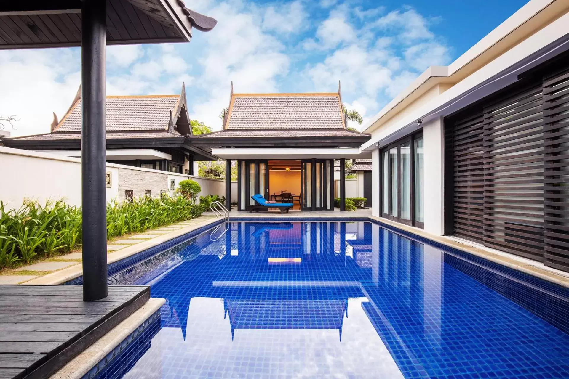 Property building, Swimming Pool in Pullman Sanya Yalong Bay Villas & Resort