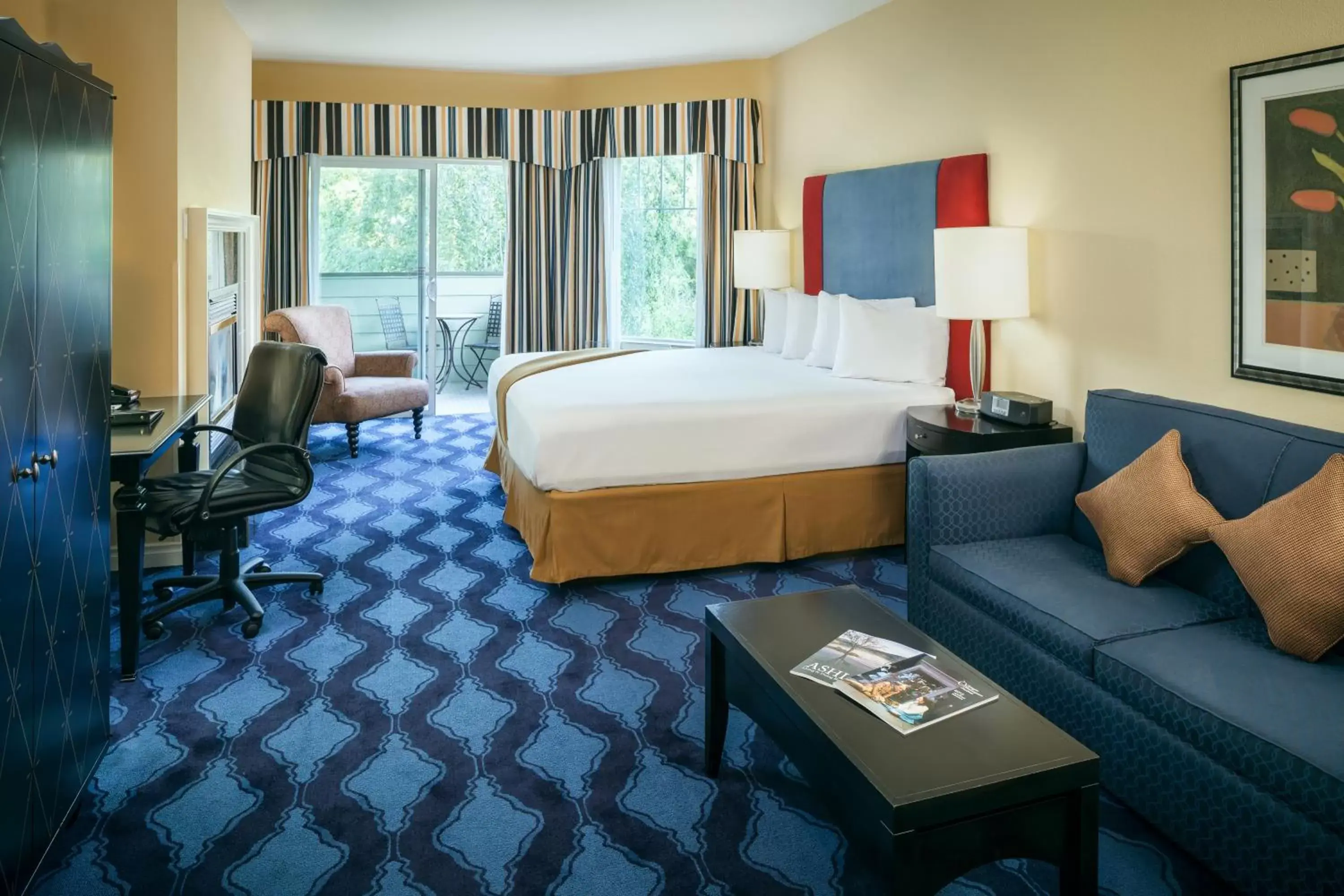 Photo of the whole room, Bed in Plaza Inn & Suites at Ashland Creek Photo of the whole room, Bed in Plaza Inn & Suites at Ashland Creek