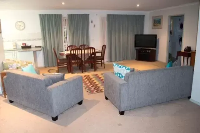 Living room, Seating Area in Fairway Motor Inn