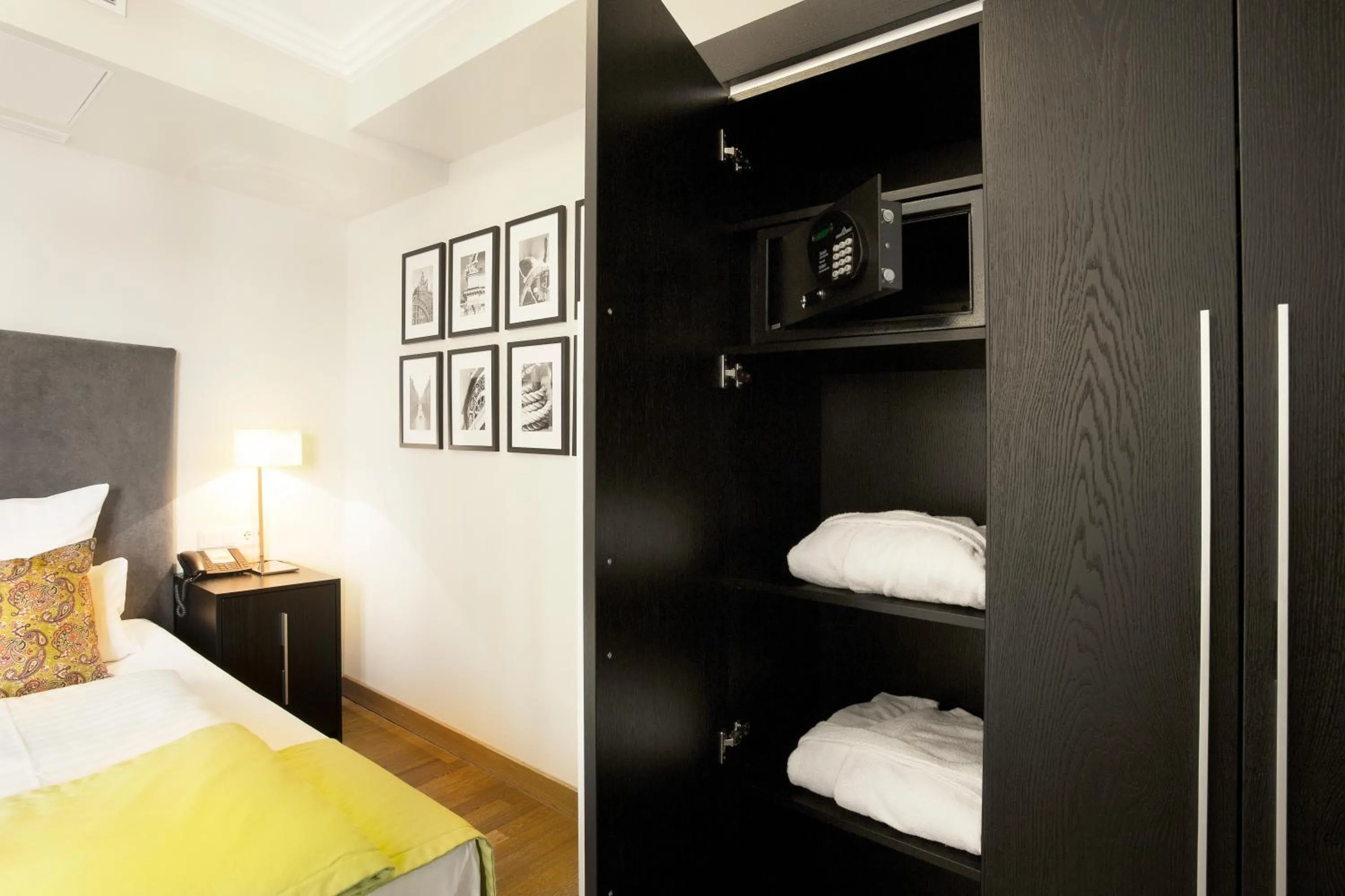 Decorative detail, Bed in Hotel Hamburger Hof