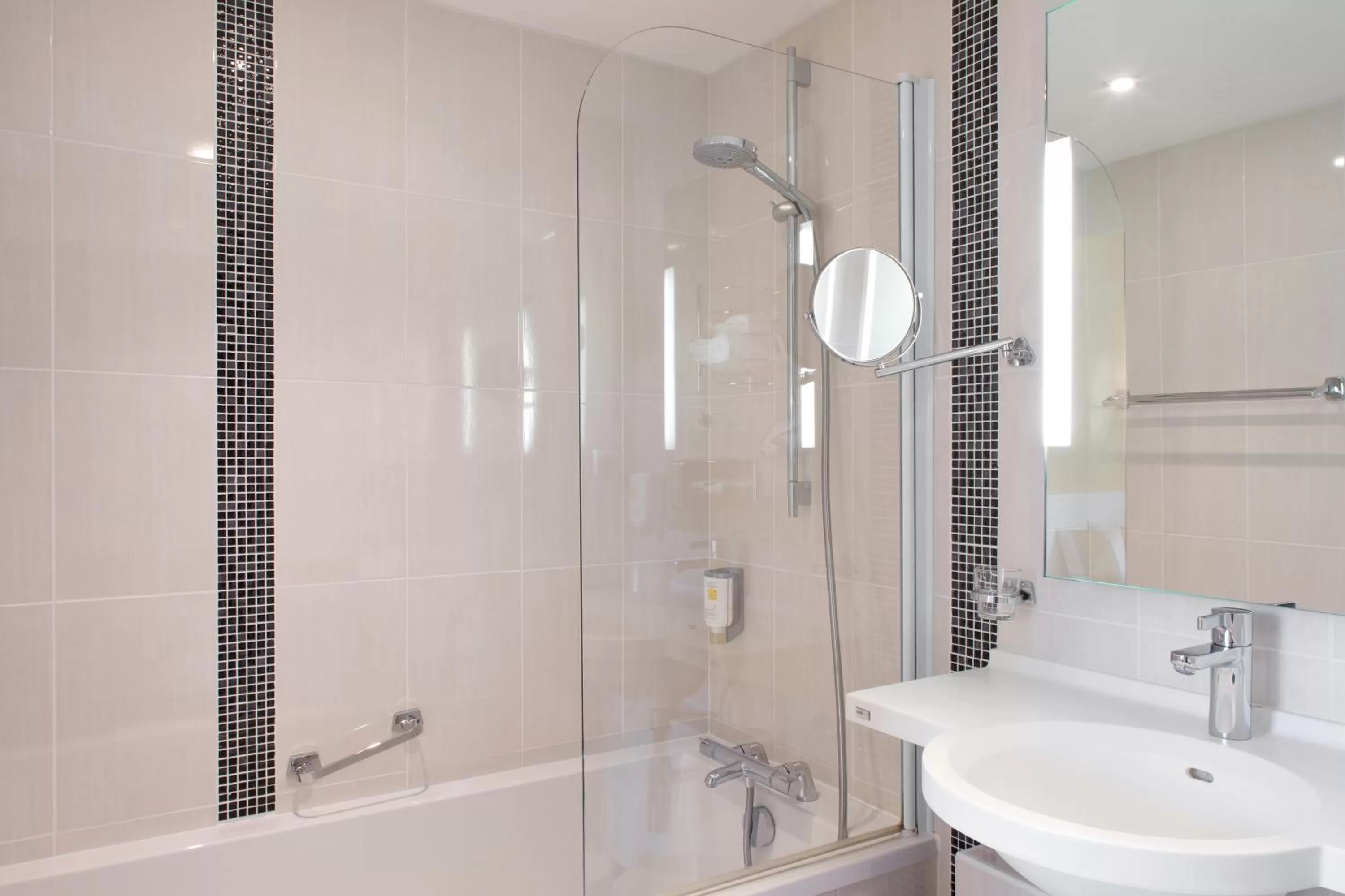 Bathroom in HOTEL ARVERNA VICHY - ClT'HOTEL