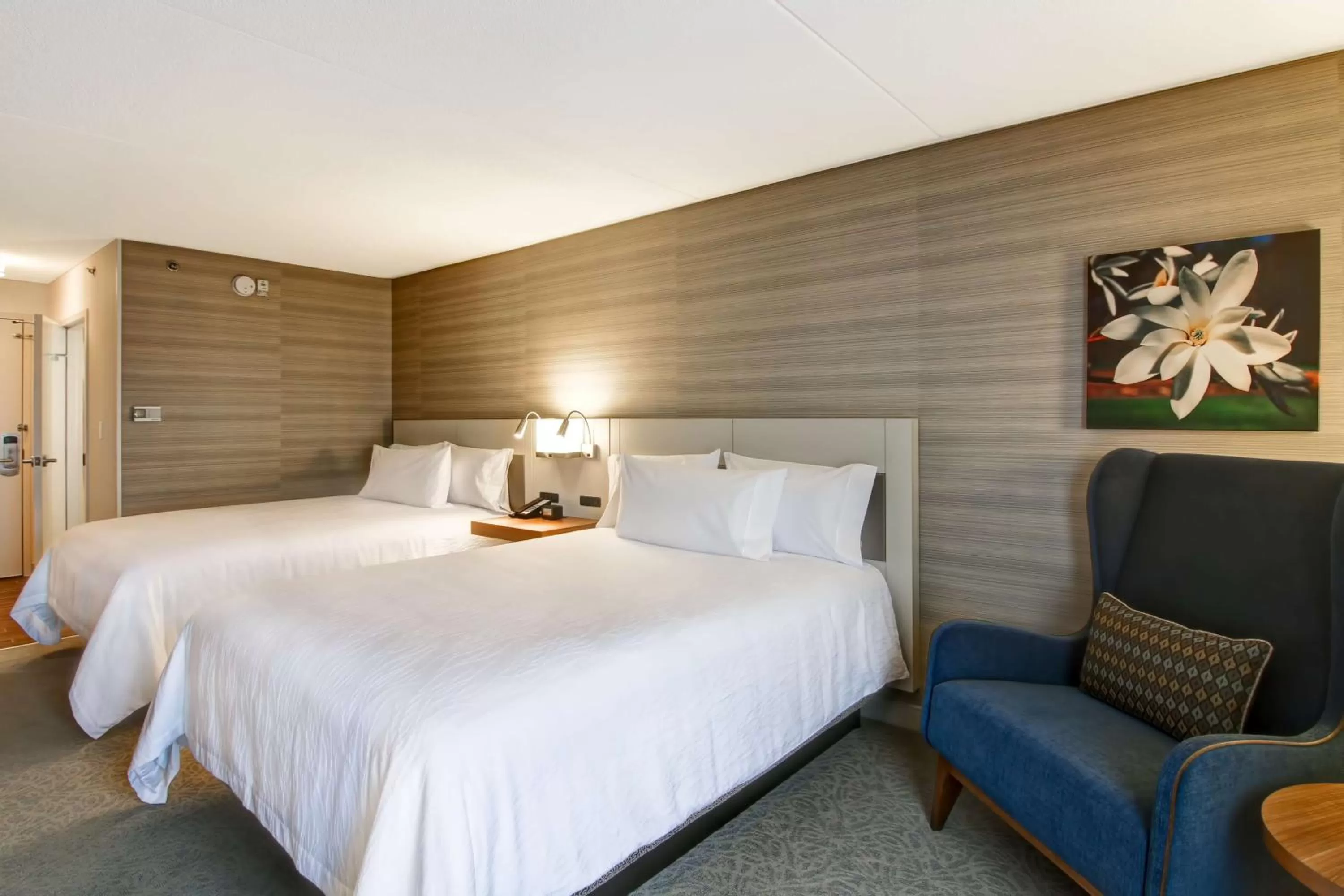 Living room, Bed in Hilton Garden Inn Toronto/Mississauga