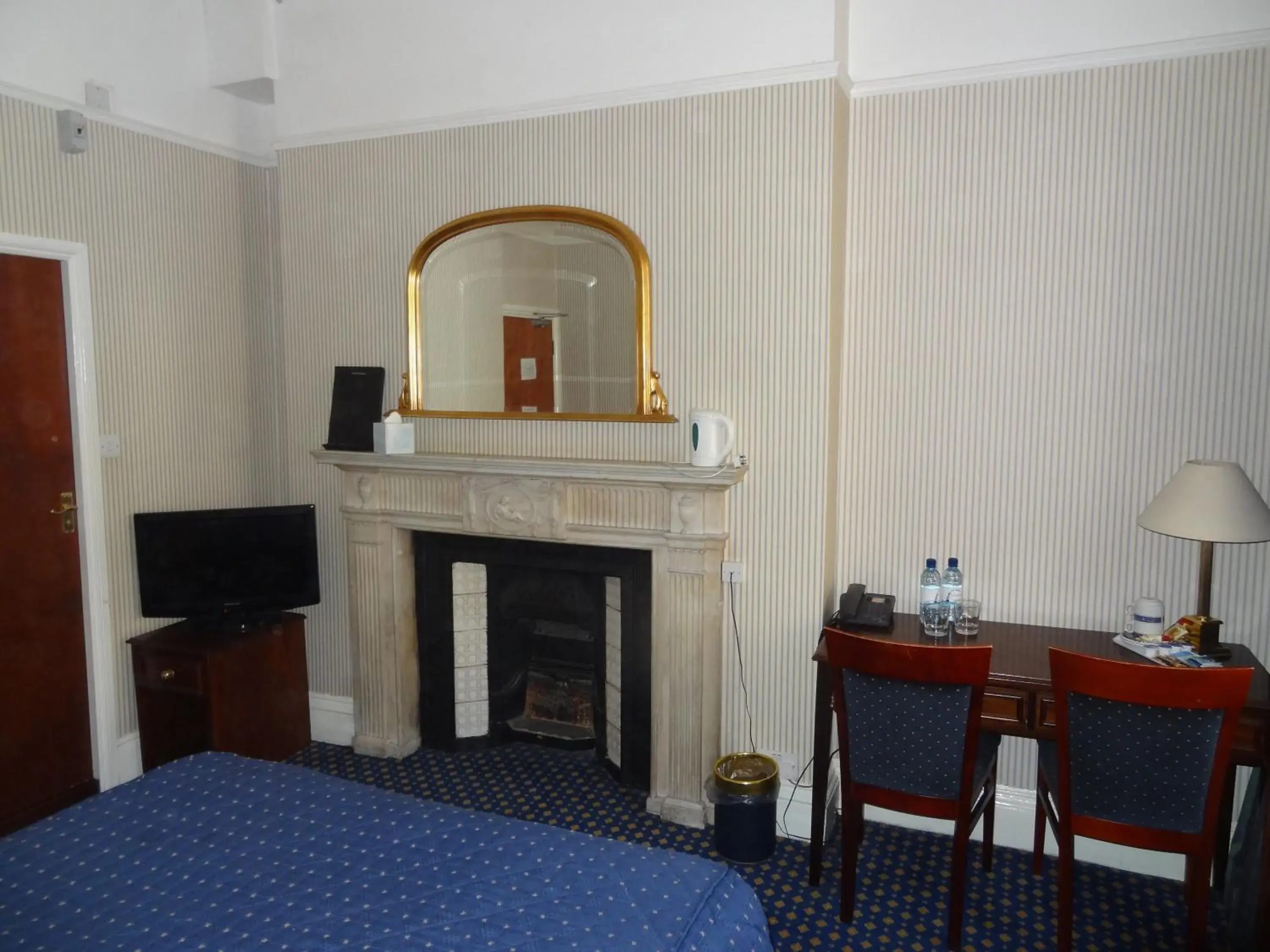 Photo of the whole room, TV/Entertainment Center in Regency House Hotel