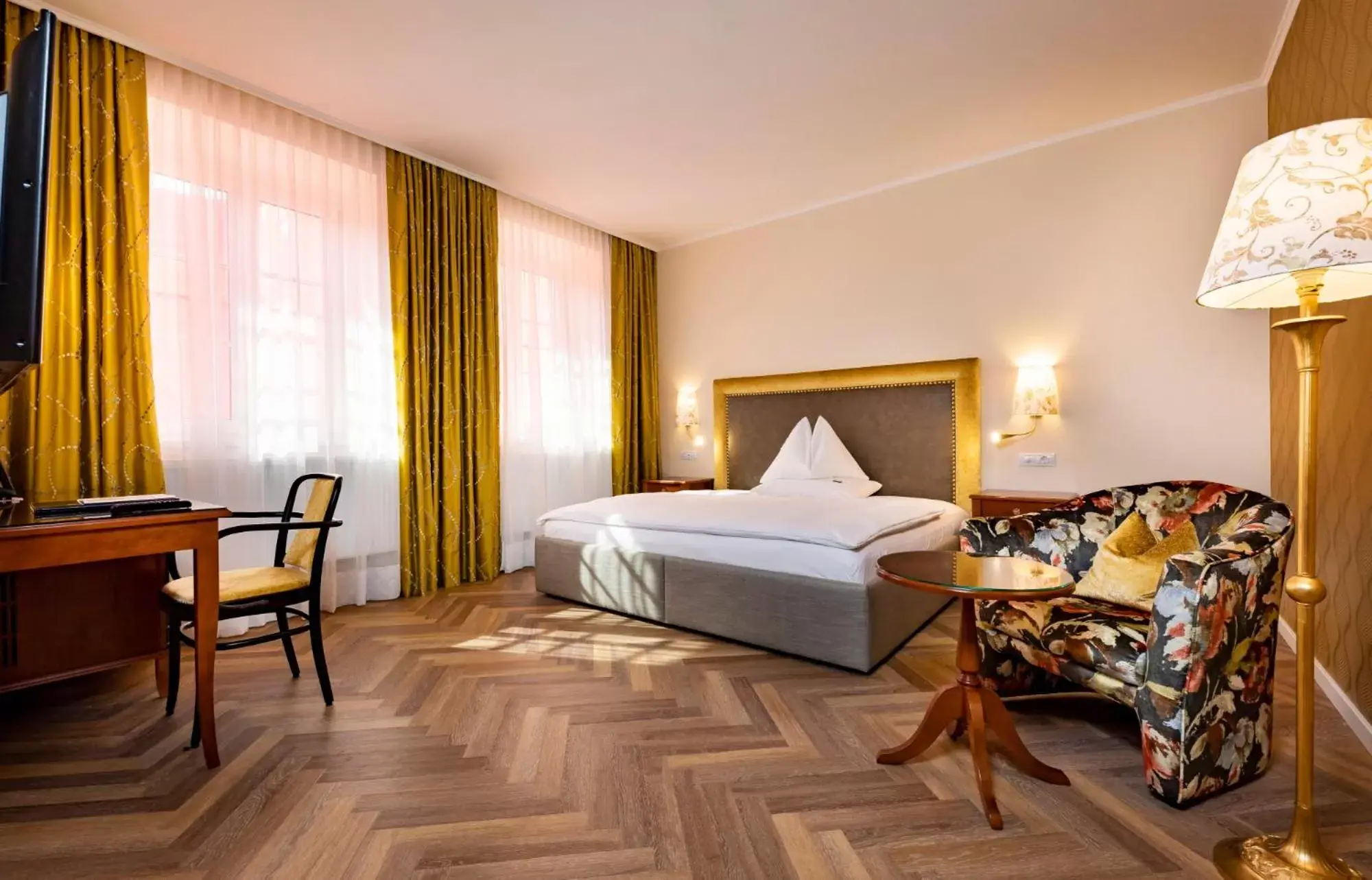 Photo of the whole room, Bed in Parkhotel Graz - Traditional Luxury
