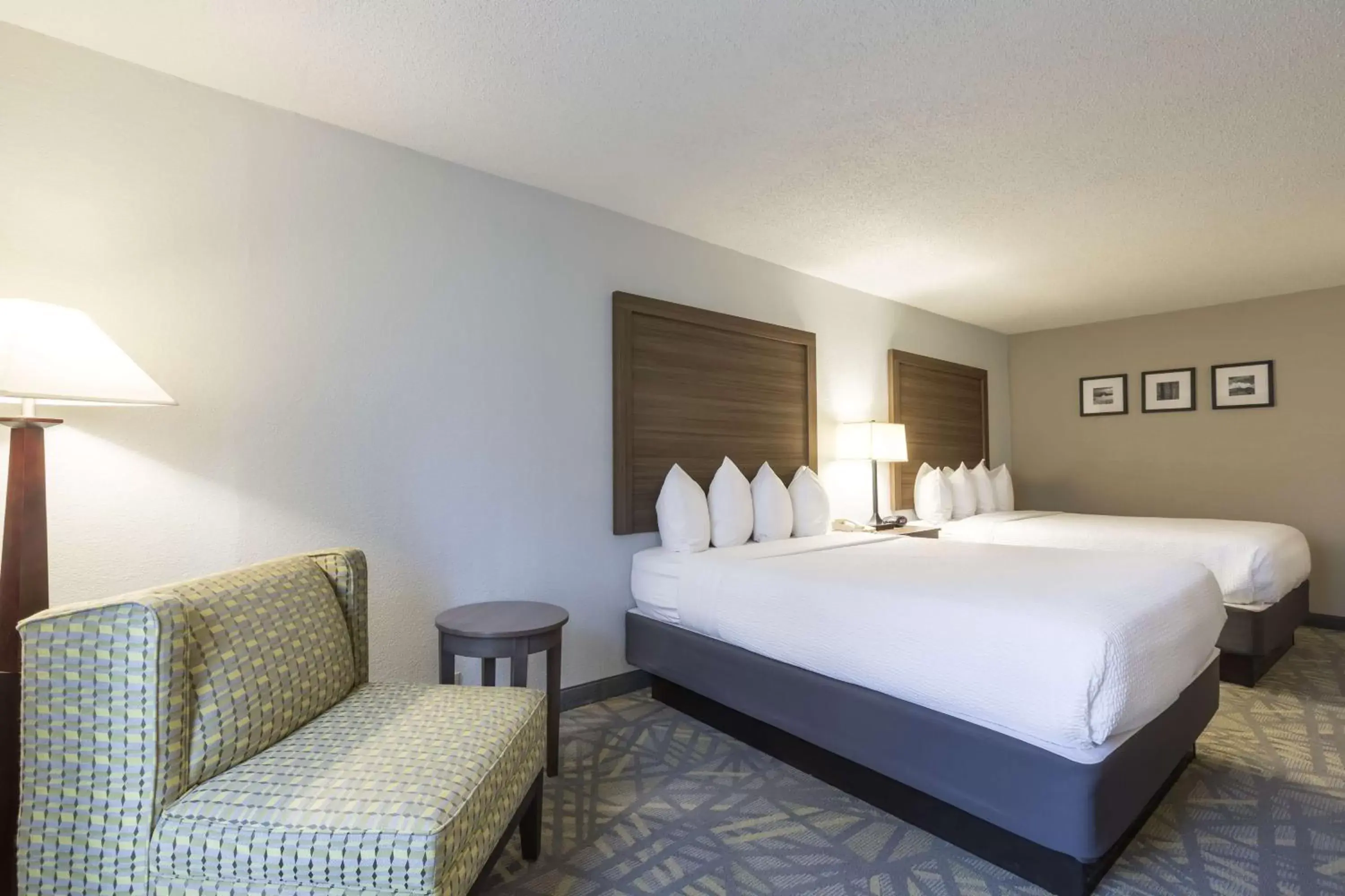 Photo of the whole room, Bed in Country Inn & Suites by Radisson, Asheville Downtown Tunnel Road, NC